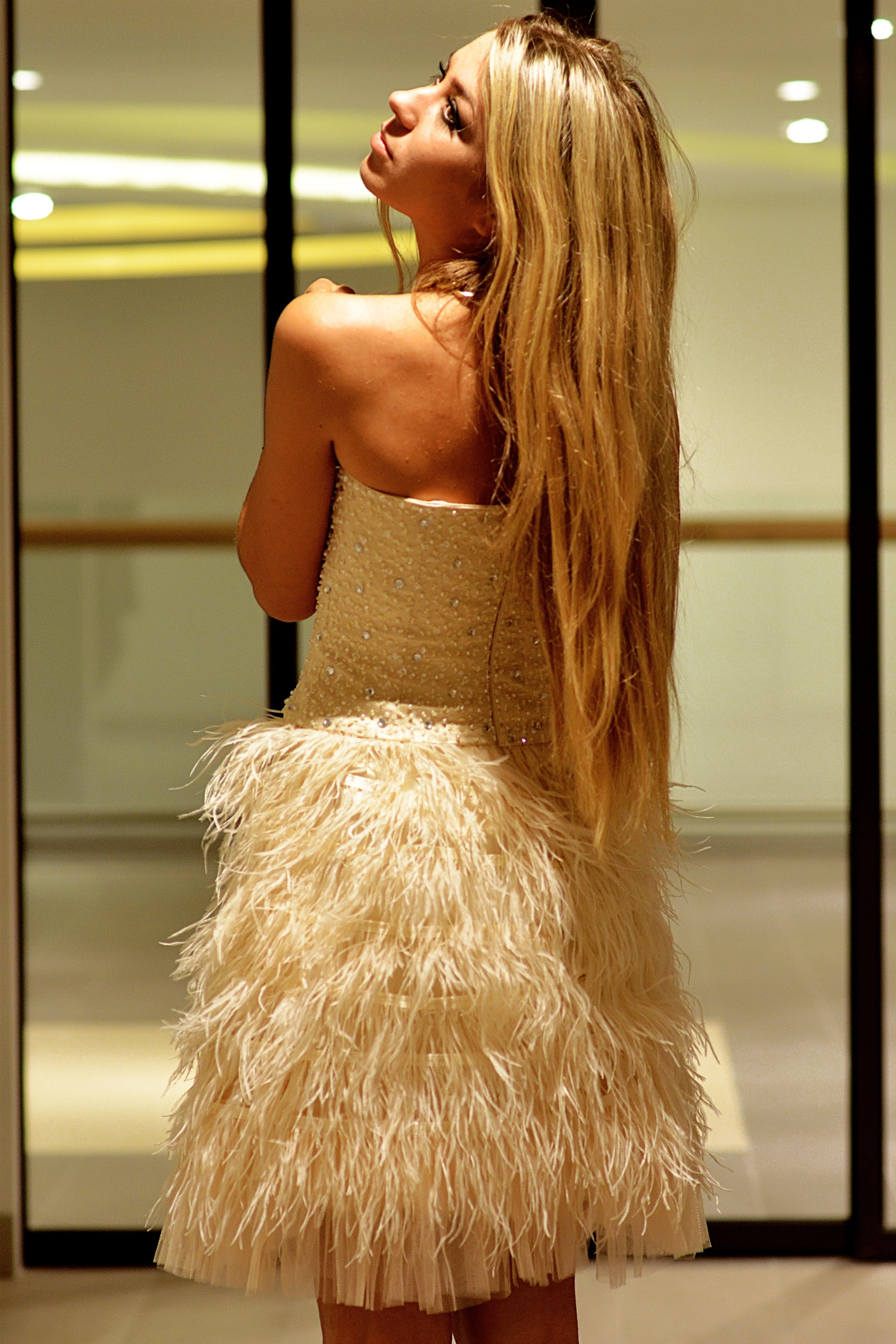 A-line Strapless Knee Length Tulle Feather Homecoming Dress - Image 3