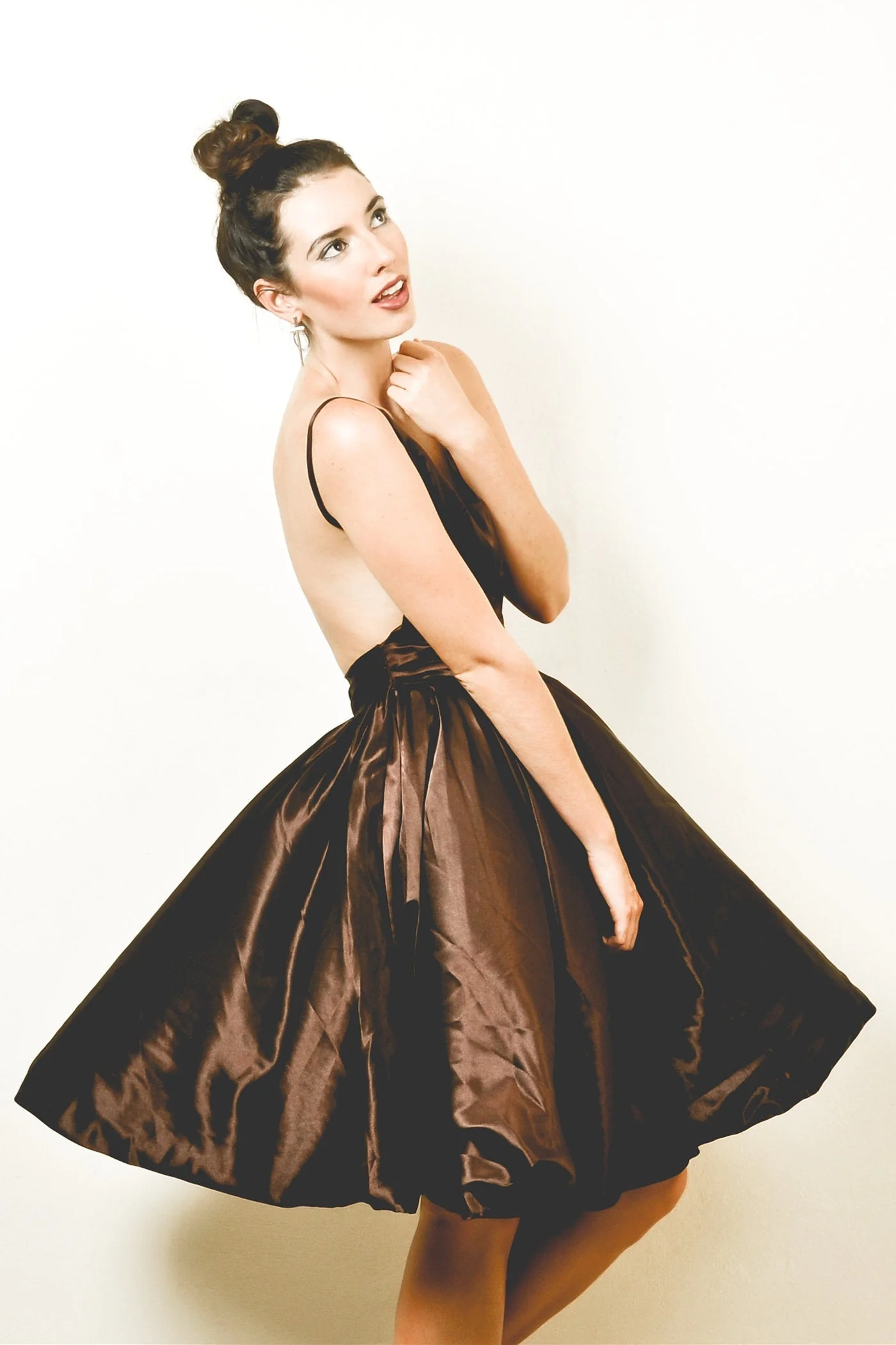 A-line V-neck Spaghetti Strap Knee Length Charmuse Backless Prom Dress - Image 5