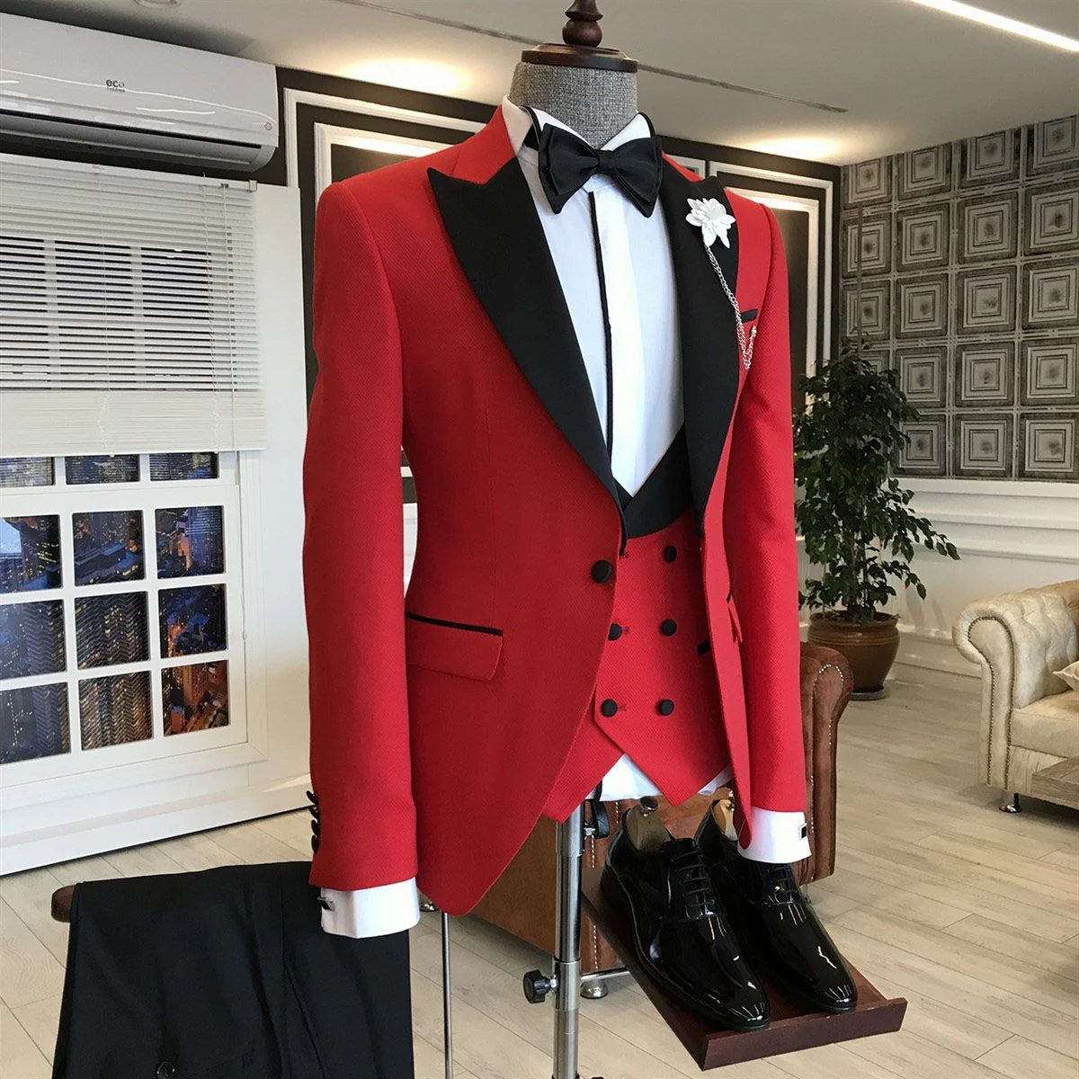 Red 3-Pieces Black Peaked Lapel Prom Suits For Men - Image 2