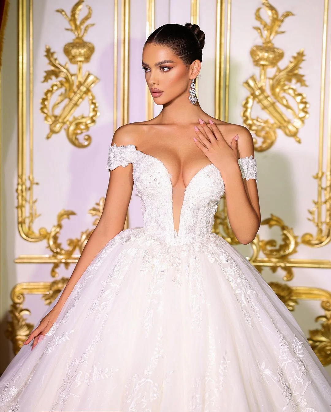 Fabulous Long A-line Off-the-shoulder V-neck Appliques Wedding Dress - Image 3