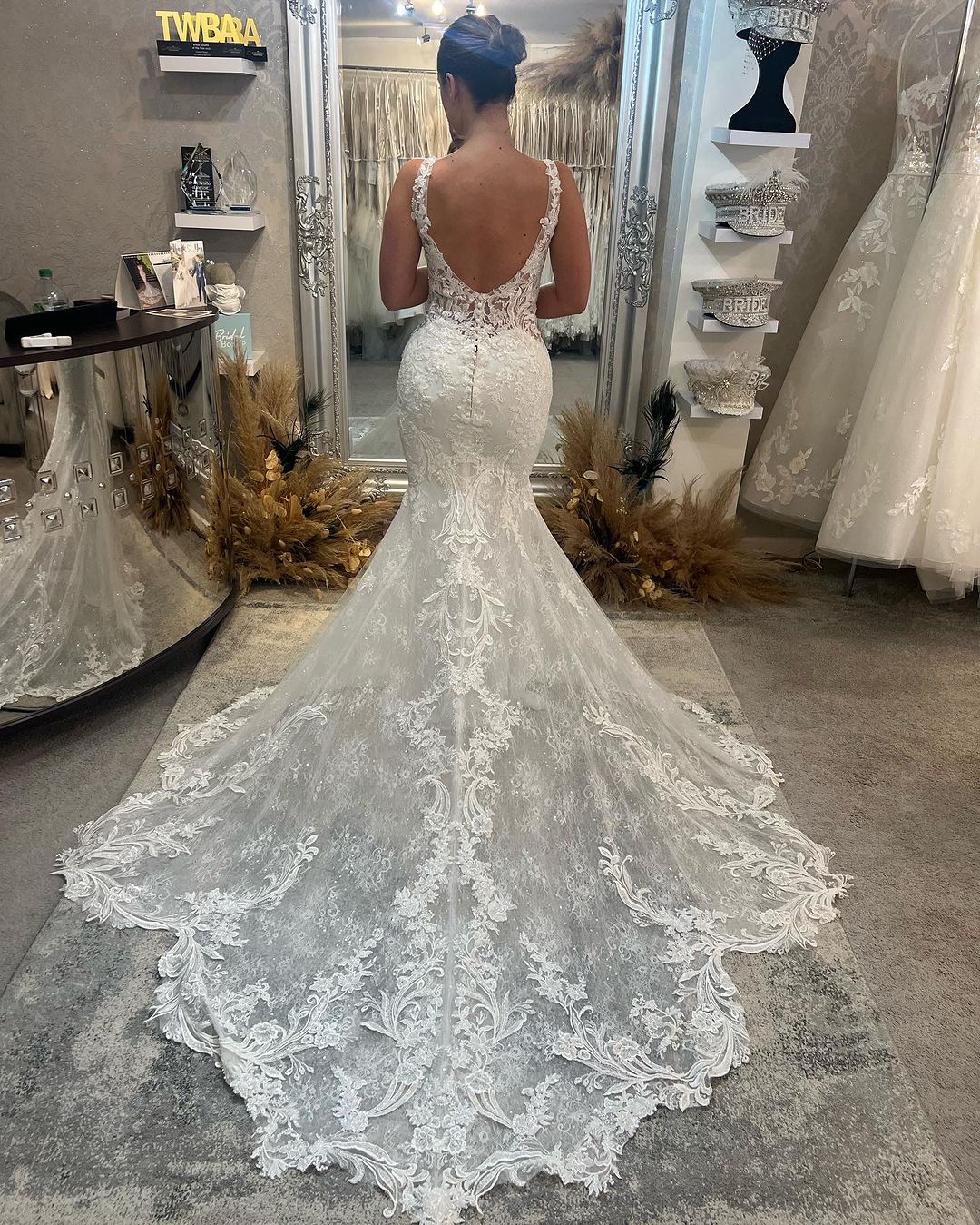 Fabulous Long Mermaid V-neck Sleeveless Lace Backless Wedding Dress - Image 2