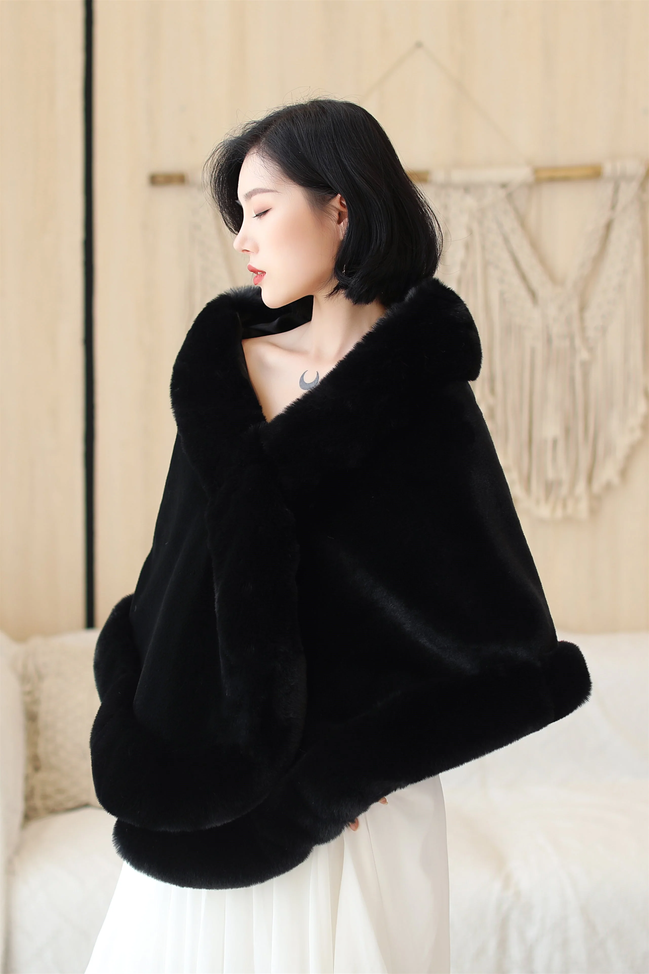 Black Mink Cashmere Rounded-Edge Wedding Shawl - Image 3
