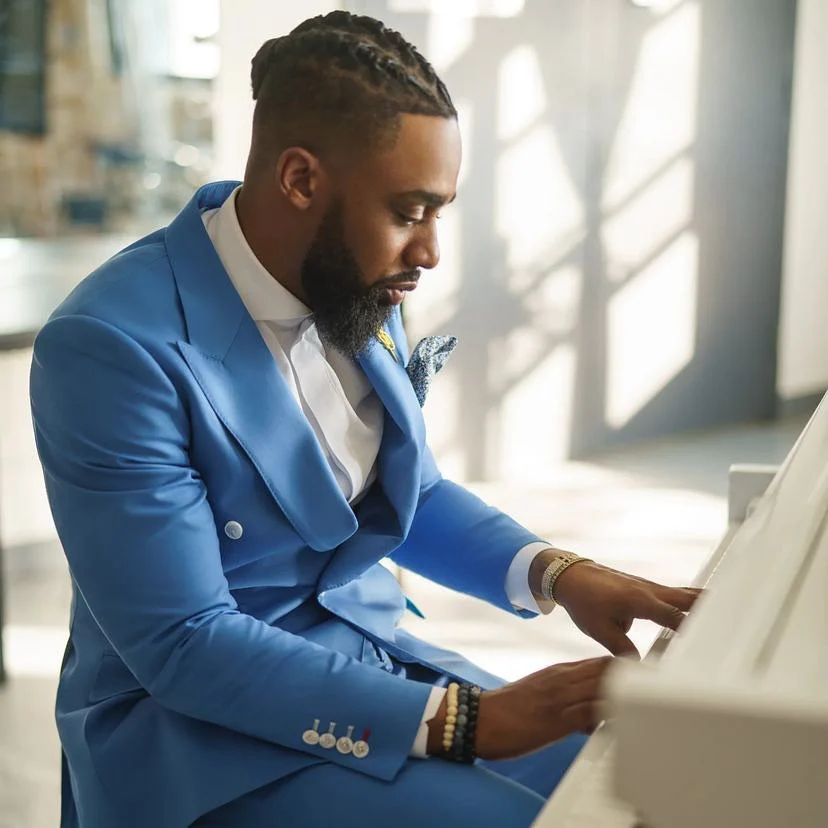 Blue Peaked Lapel Double-Breasted Prom Suit - Image 3