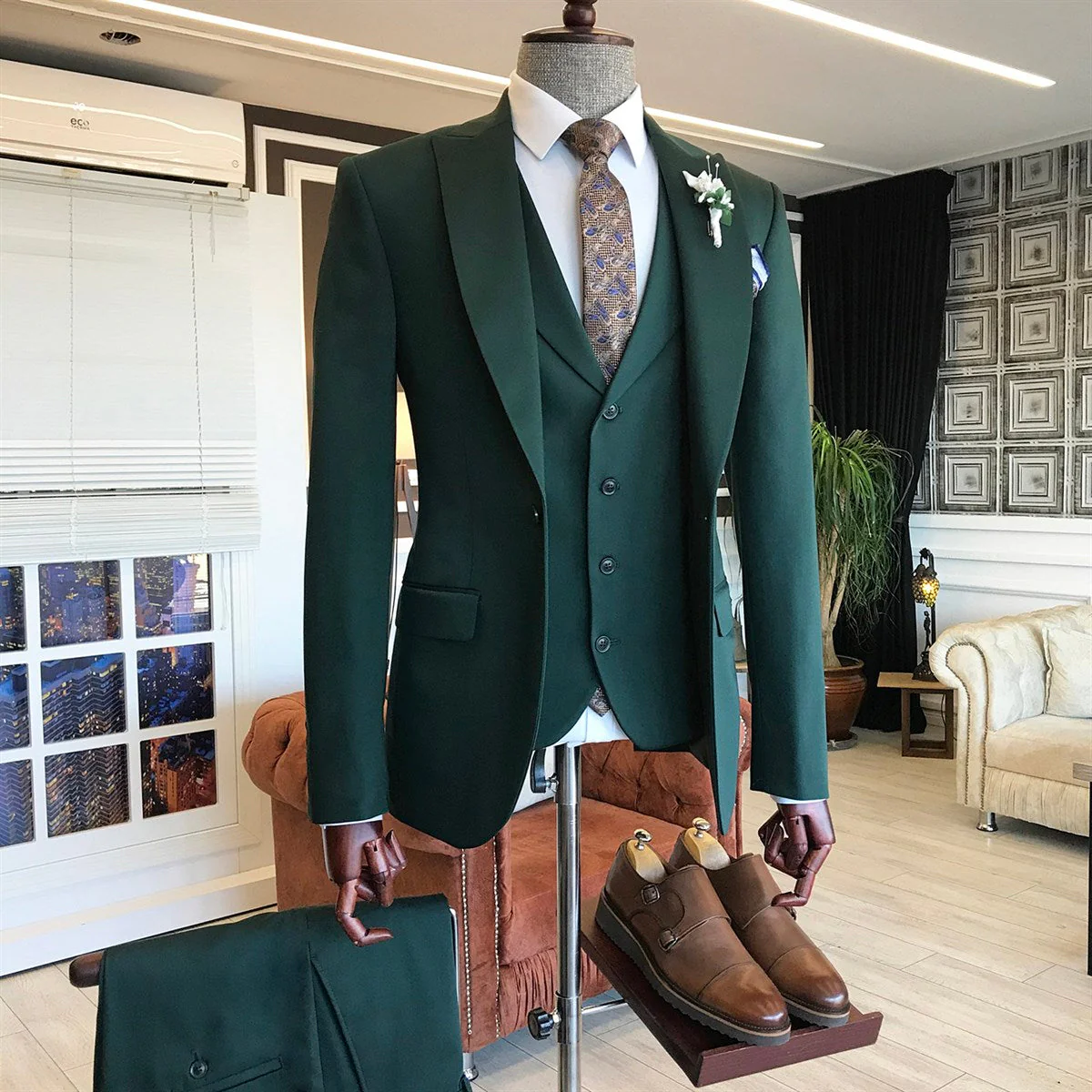 Dark Green Bespoke Peaked Lapel Three Pieces Men Suits - Image 2