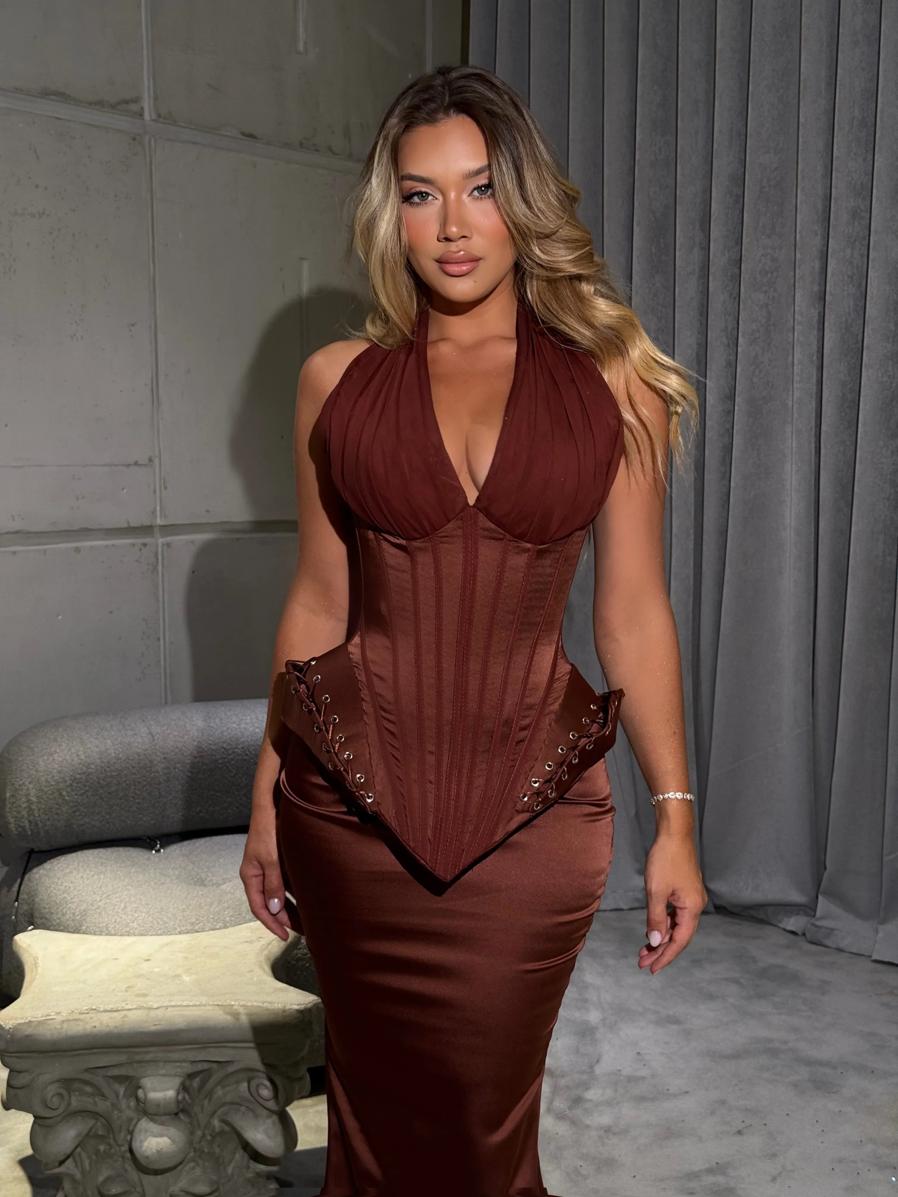 Charming Brown Halter V-Neck Sleeveless Satin Prom Dresses Mermaid Sheath With Pleats - Image 2