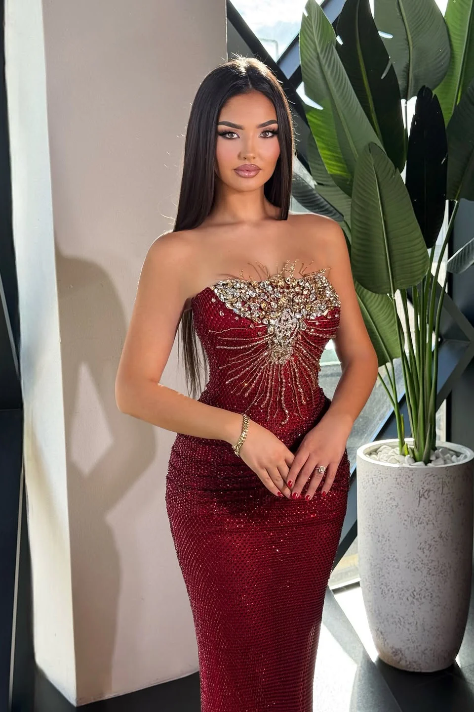 Chic Burgundy Strapless Sleeveless Mermaid Prom Dresses Sheath Gem With Pleats - Image 2