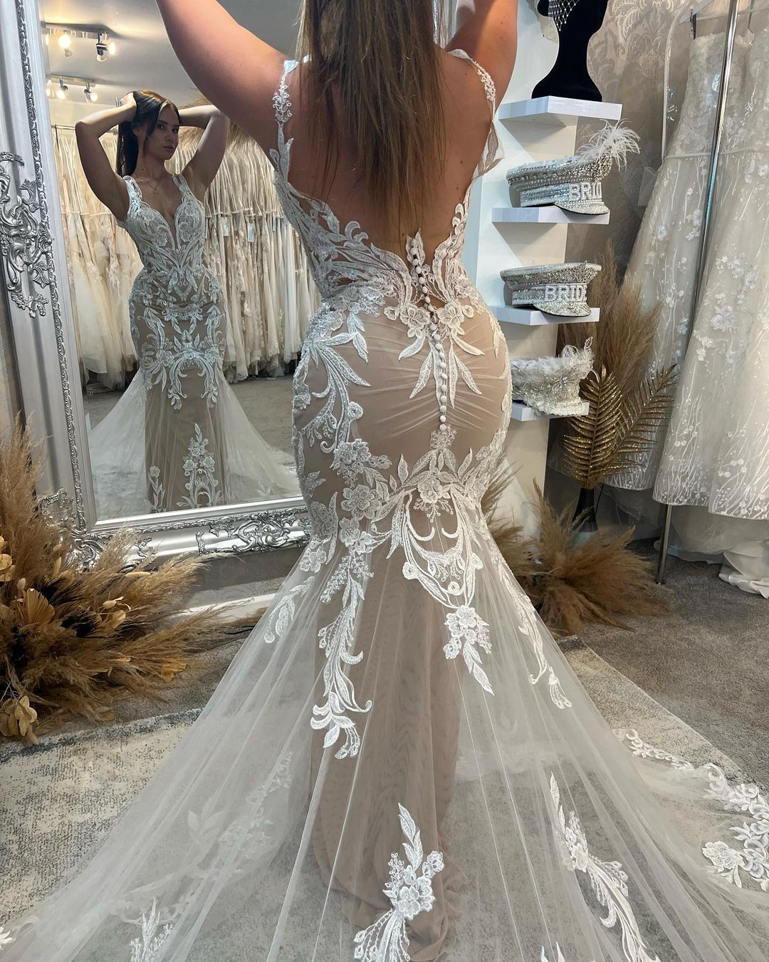 Elegant V-Neck Sleeveless Mermaid Lace Wedding Dress - Image 2