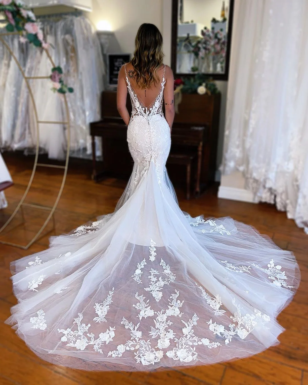 Elegant Long Mermaid V-neck Sleeveless Lace Wedding Dress - Image 2