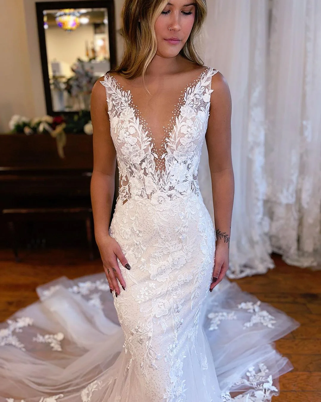 Elegant Long Mermaid V-neck Sleeveless Lace Wedding Dress - Image 3