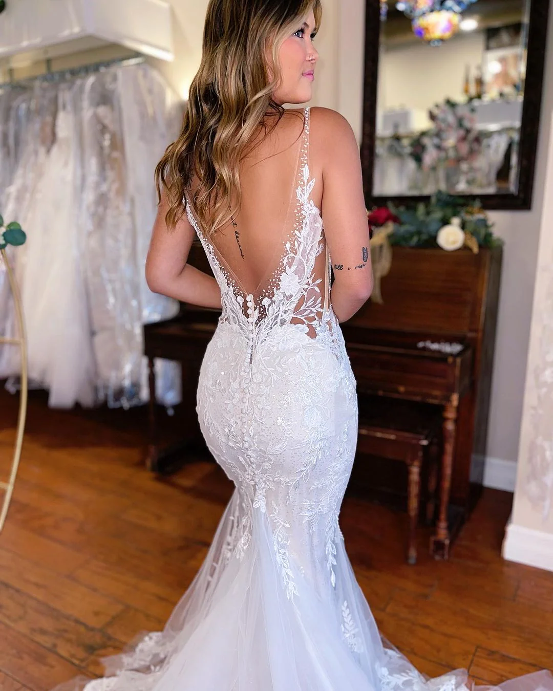 Elegant Long Mermaid V-neck Sleeveless Lace Wedding Dress - Image 4