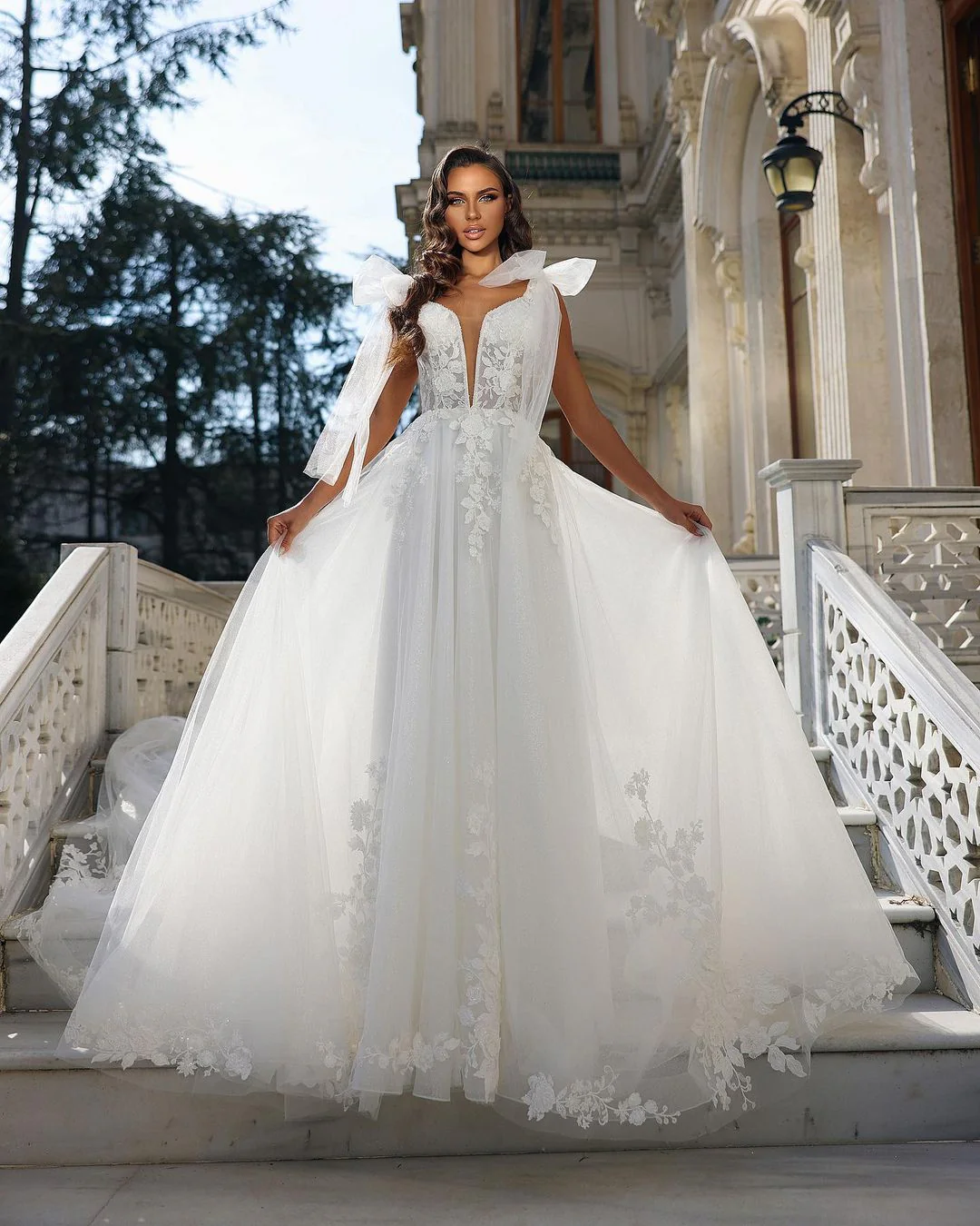 Elegant Long White V-neck Sleeveless Wedding Dress With Lace - Image 2