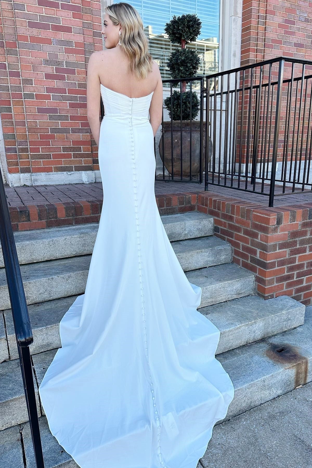 Chic Strapless Sleeveless Mermaid Wedding Dresses Satin Sheath Long With Buttons - Image 2