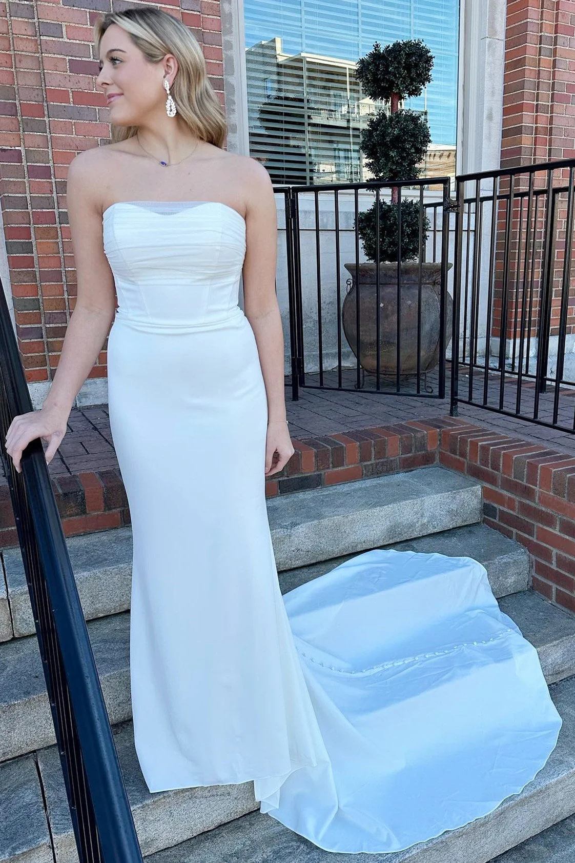 Chic Strapless Sleeveless Mermaid Wedding Dresses Satin Sheath Long With Buttons - Image 3