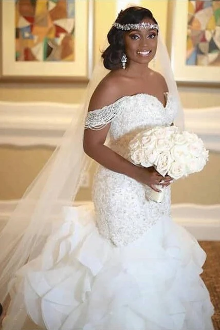 Classic Off the Shoulder Appliques Sleeveless Mermaid Lace Wedding Dress - Image 2