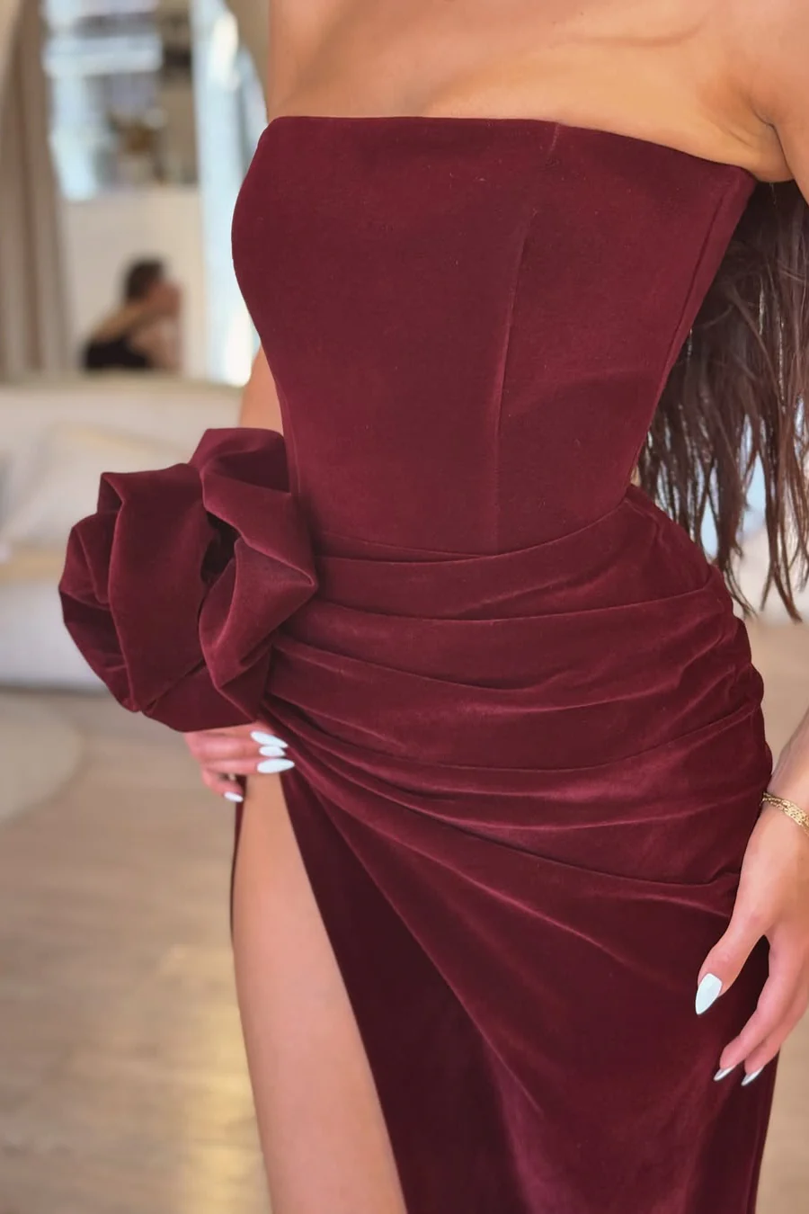 Classy Cabernet Strapless Velvet Prom Dresses High Slit Sleeveless With Pleats - Image 2