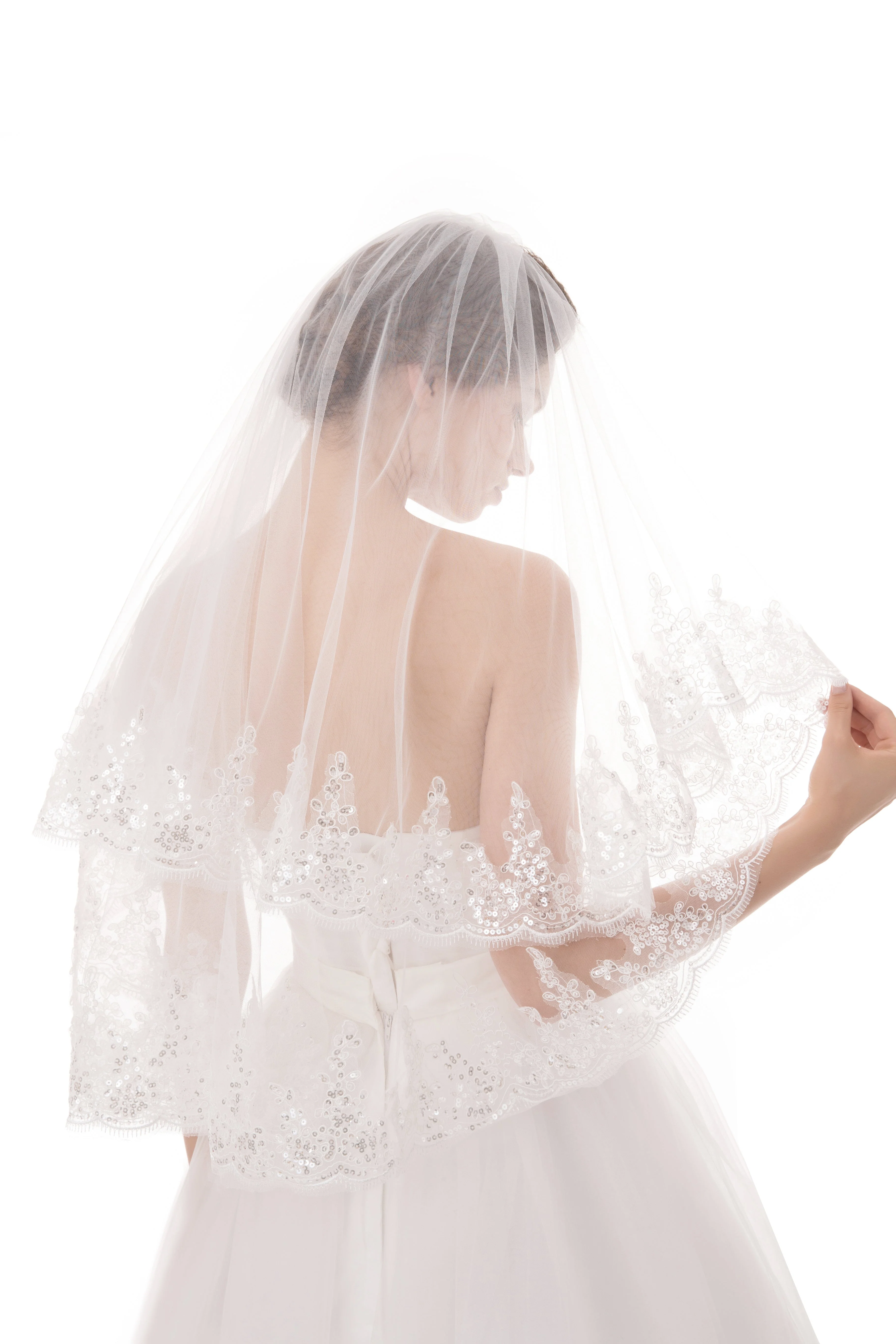 Cora Elegant Short Lace Wedding Veil - Image 4