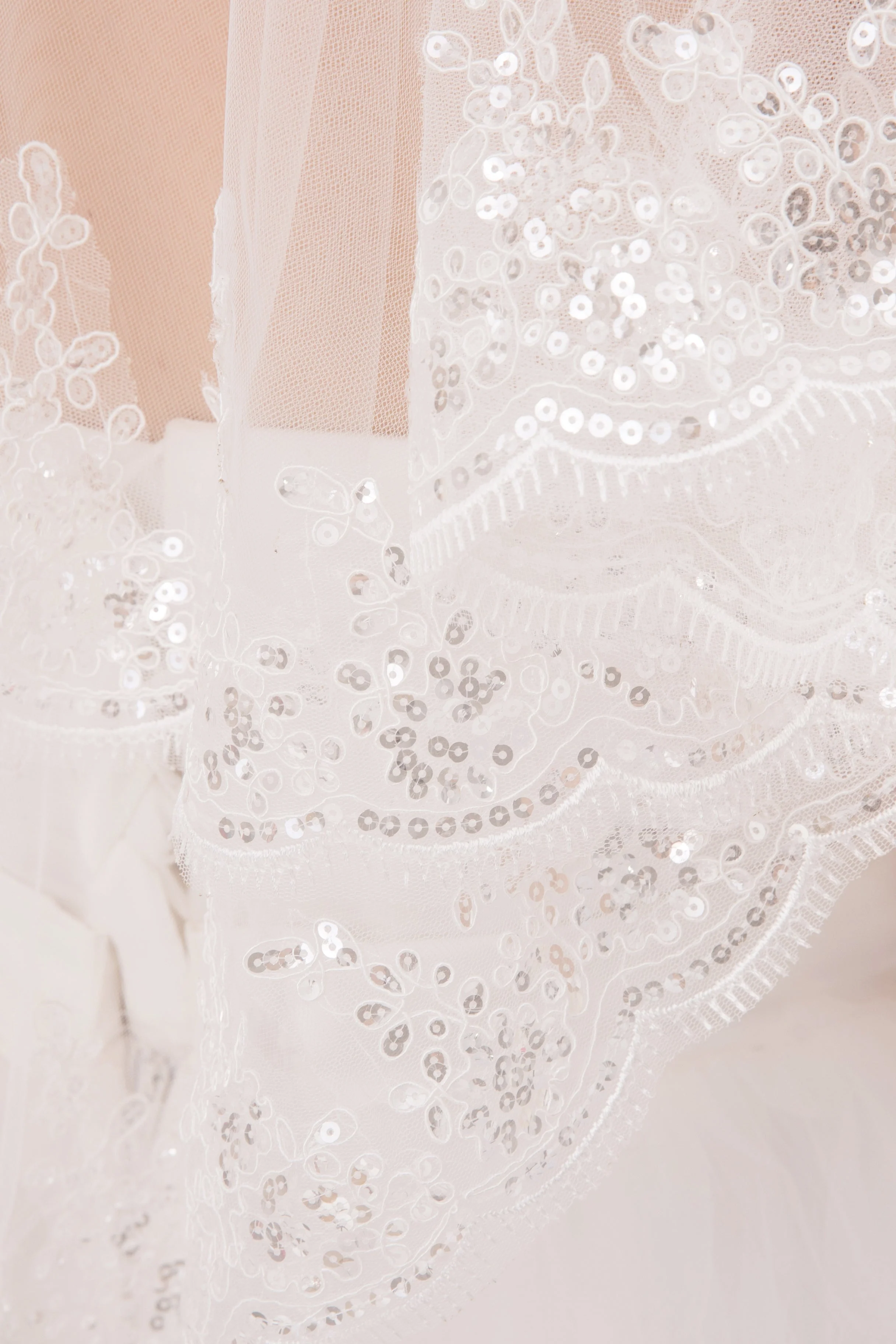 Cora Elegant Short Lace Wedding Veil - Image 5