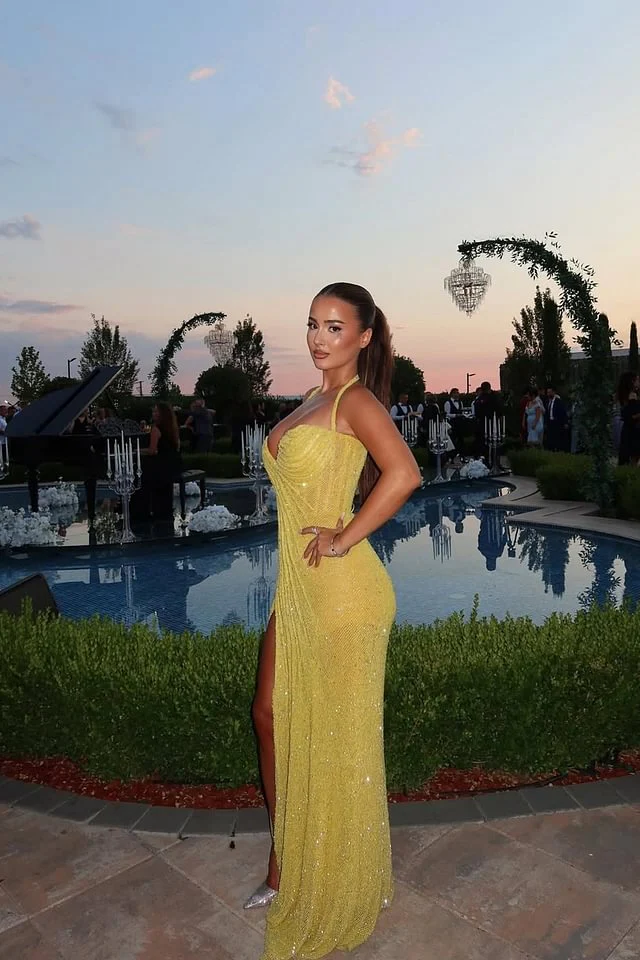 Dazzling Asphodel Yellow Sweetheart Halter Prom Dresses Sequins Sleeveless With Side Slit - Image 2