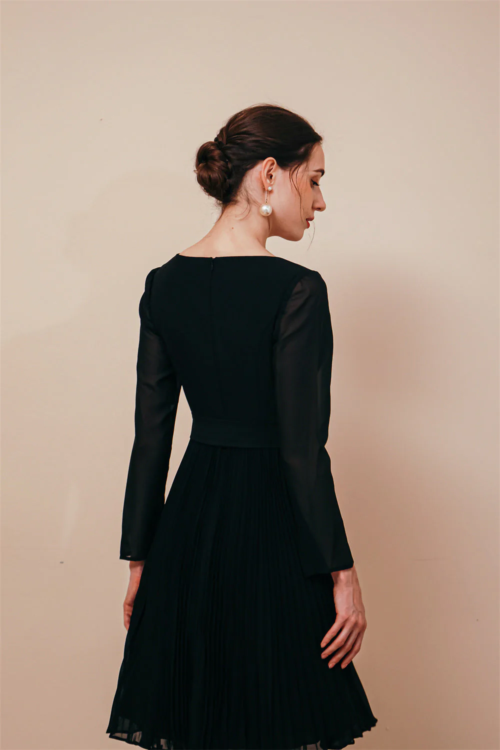 Deep V-neck Long sleeves Bowtie Little Black Dress - Image 4