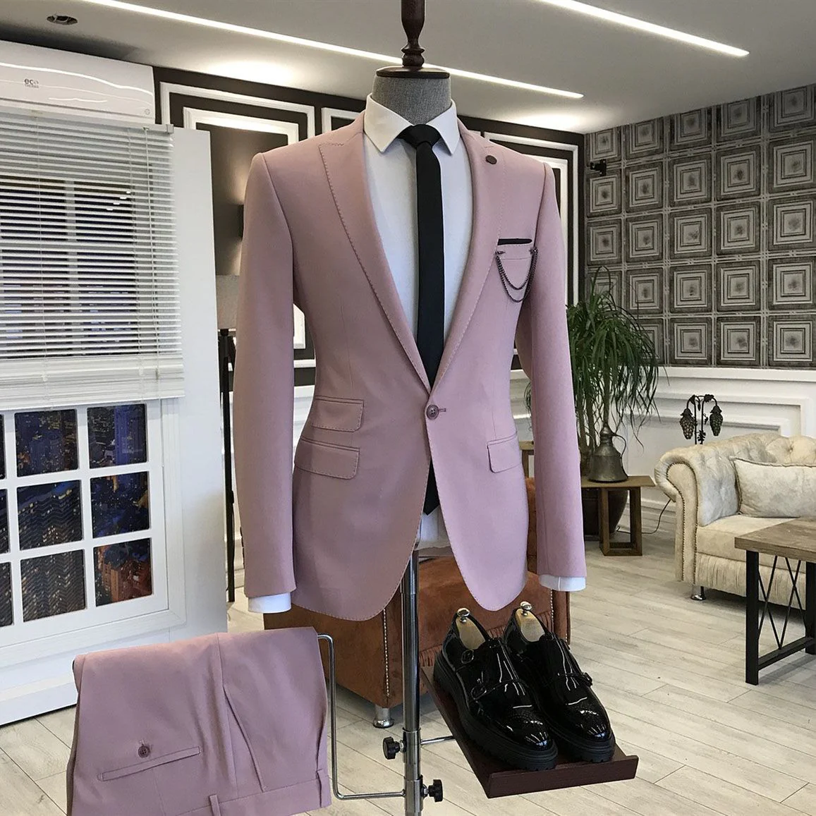 Pink Peaked Lapel 3 Flaps Prom Suits For Men - Image 2