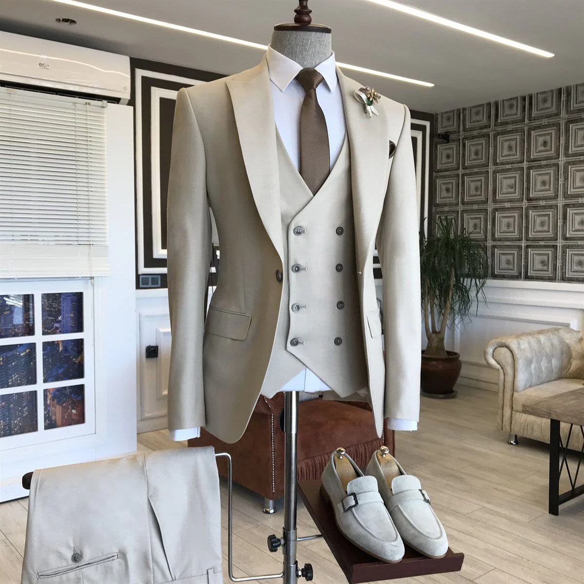 Light Khaki Three Pieces Peaked Lapel Formal Men's Business Suitss - Image 2