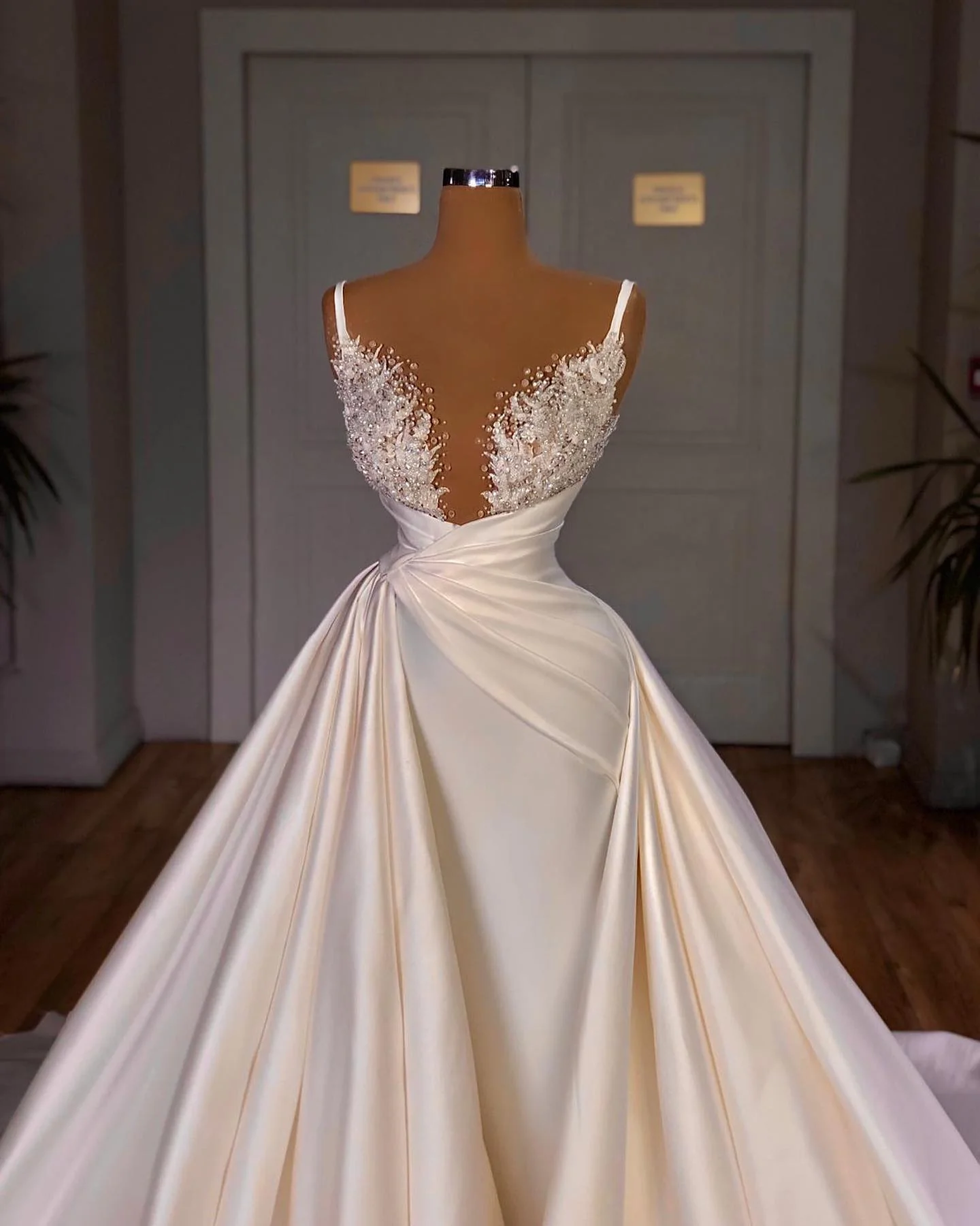 Chic A-Line Sleeveless Spaghetti Strap Cathedral V-Neck Long Wedding Dress - Image 2