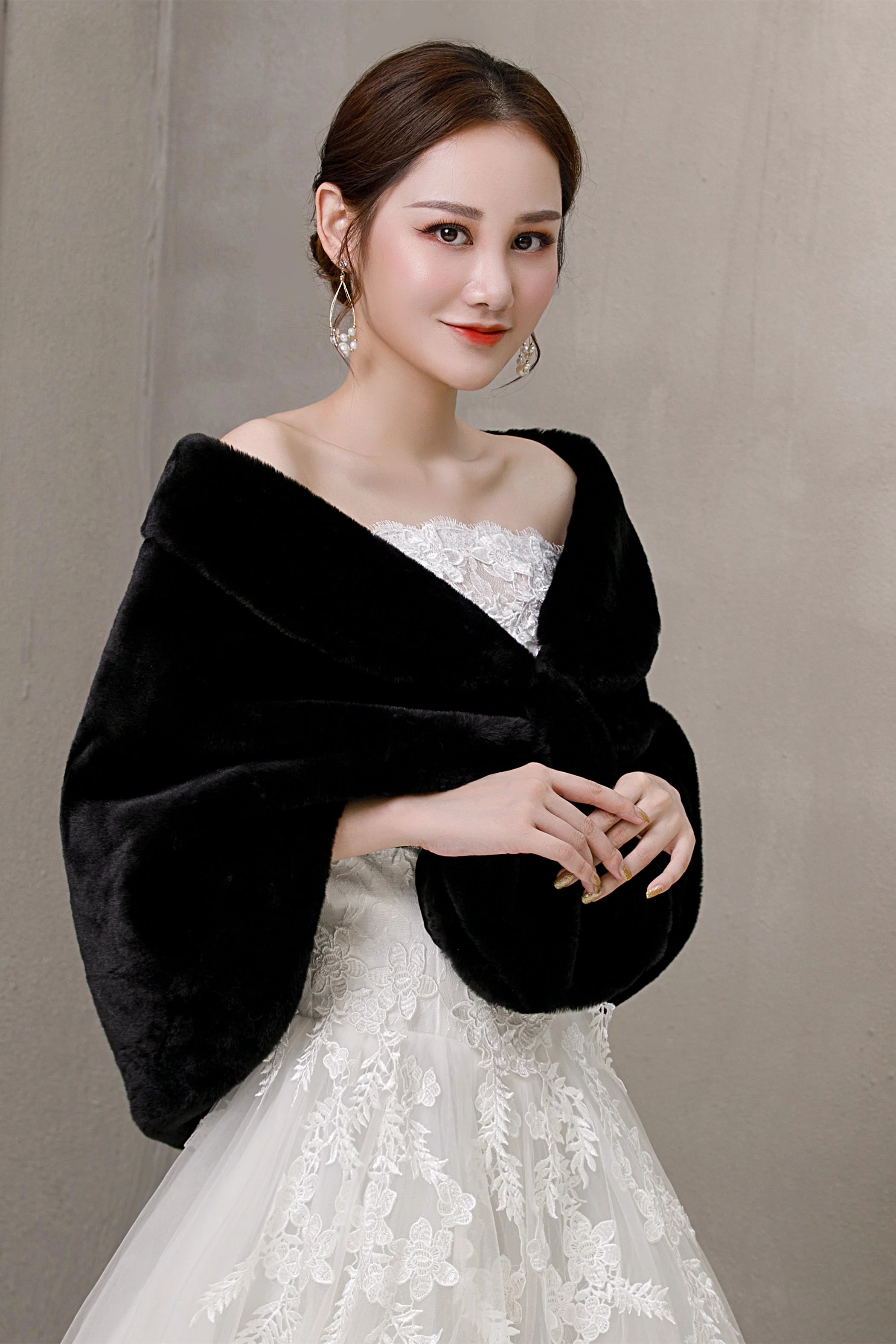 Elegant Black Ears-Embellished Wedding Dress Shawl - Image 2