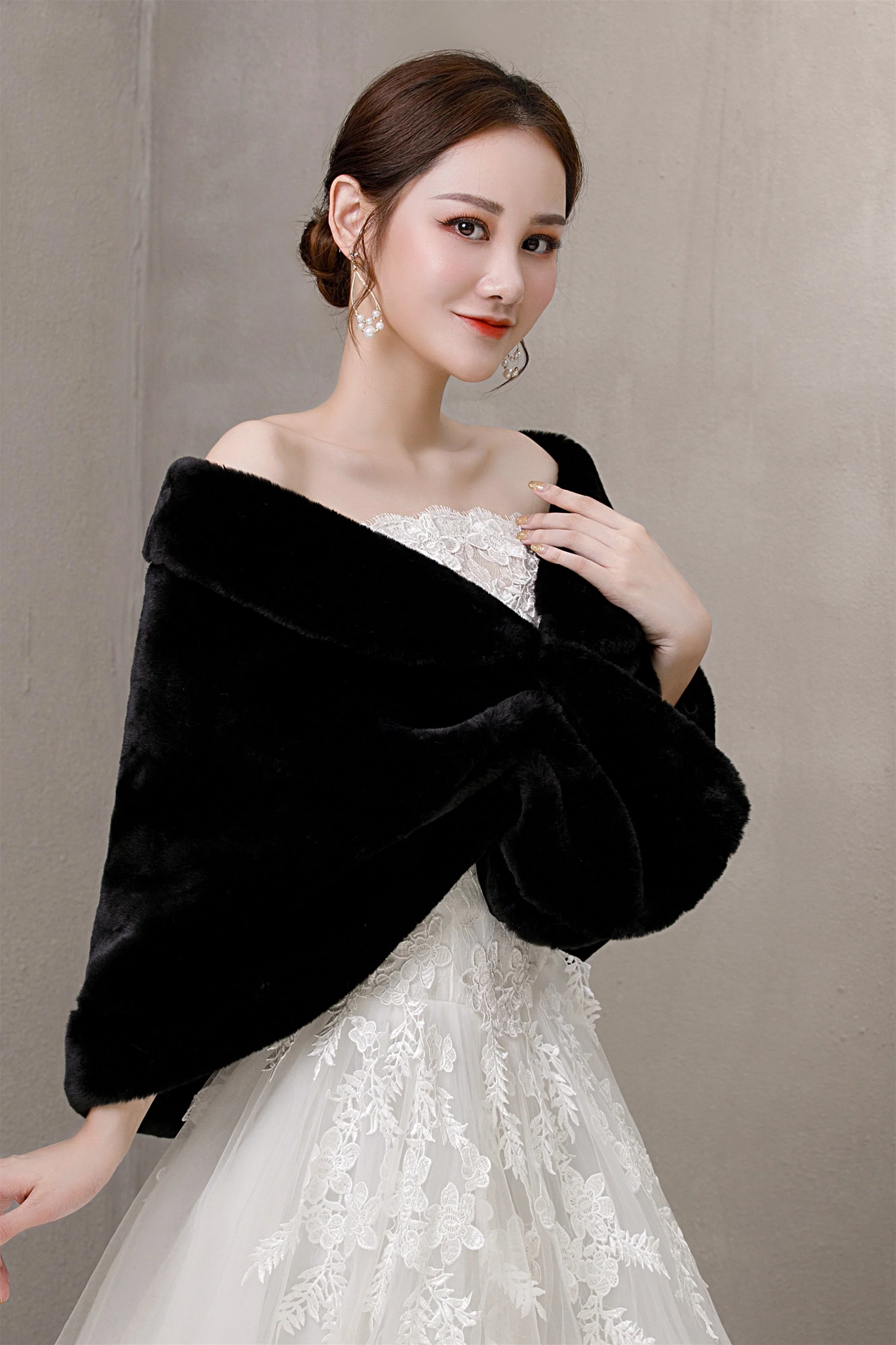 Elegant Black Ears-Embellished Wedding Dress Shawl - Image 3