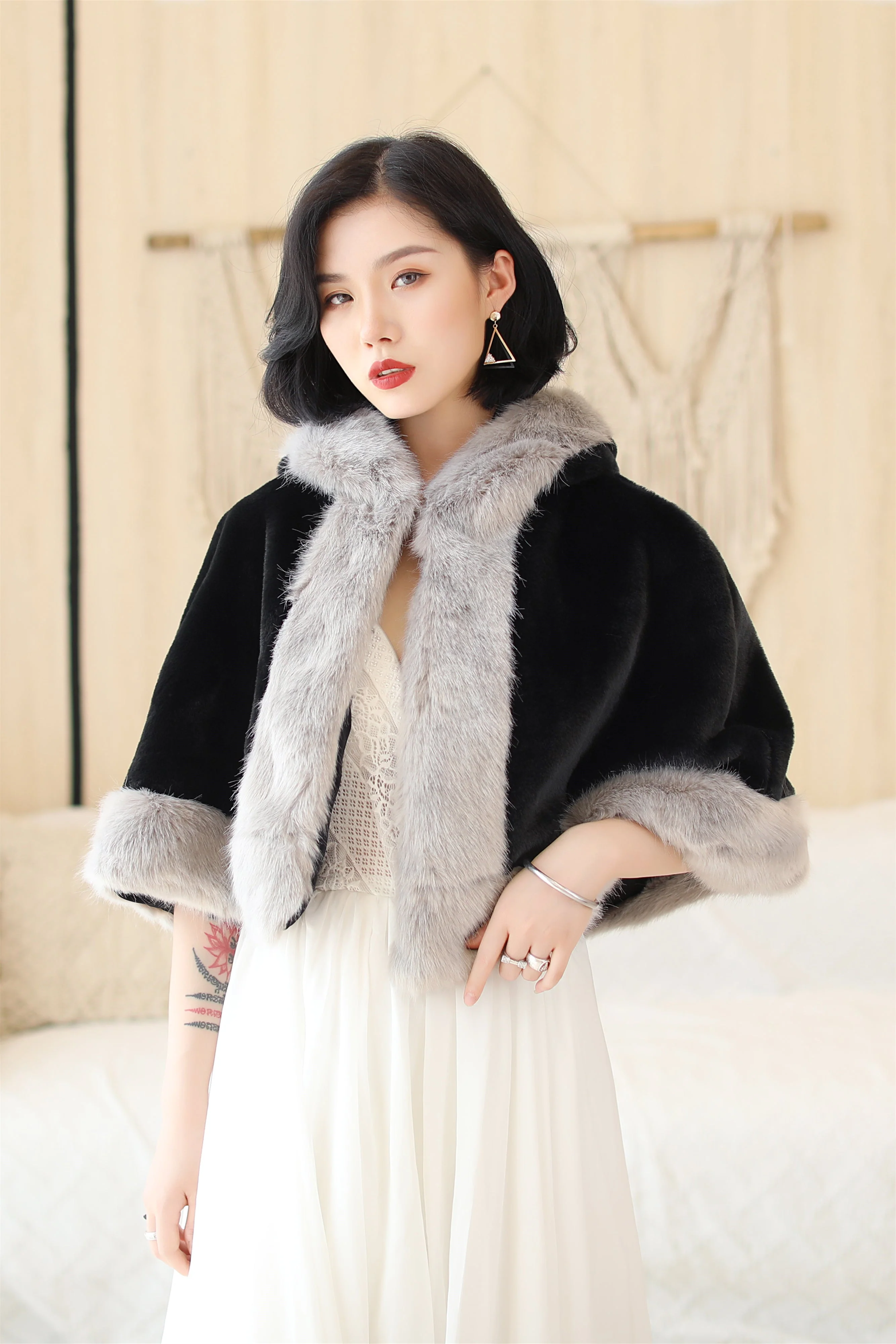 Elegant Black Faux Mink Hat with Grey-Trimmed Wedding Dress Shawl - Image 2