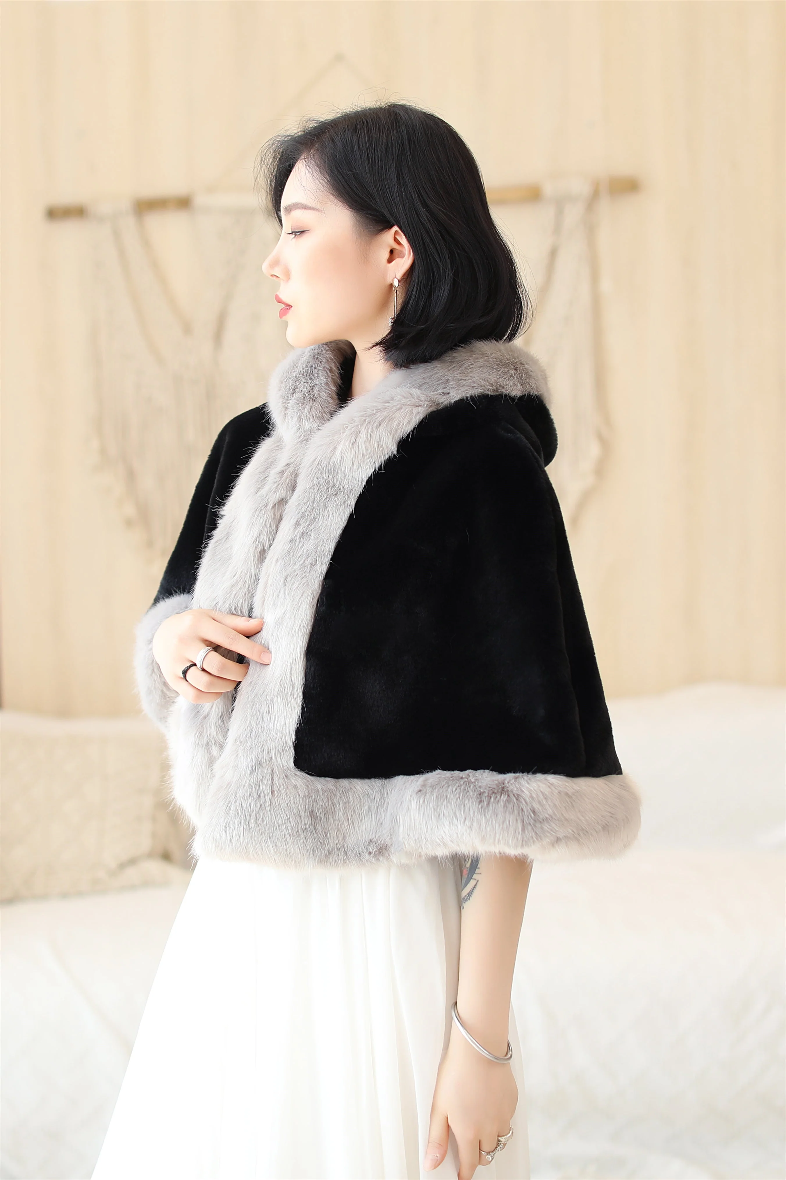 Elegant Black Faux Mink Hat with Grey-Trimmed Wedding Dress Shawl - Image 5