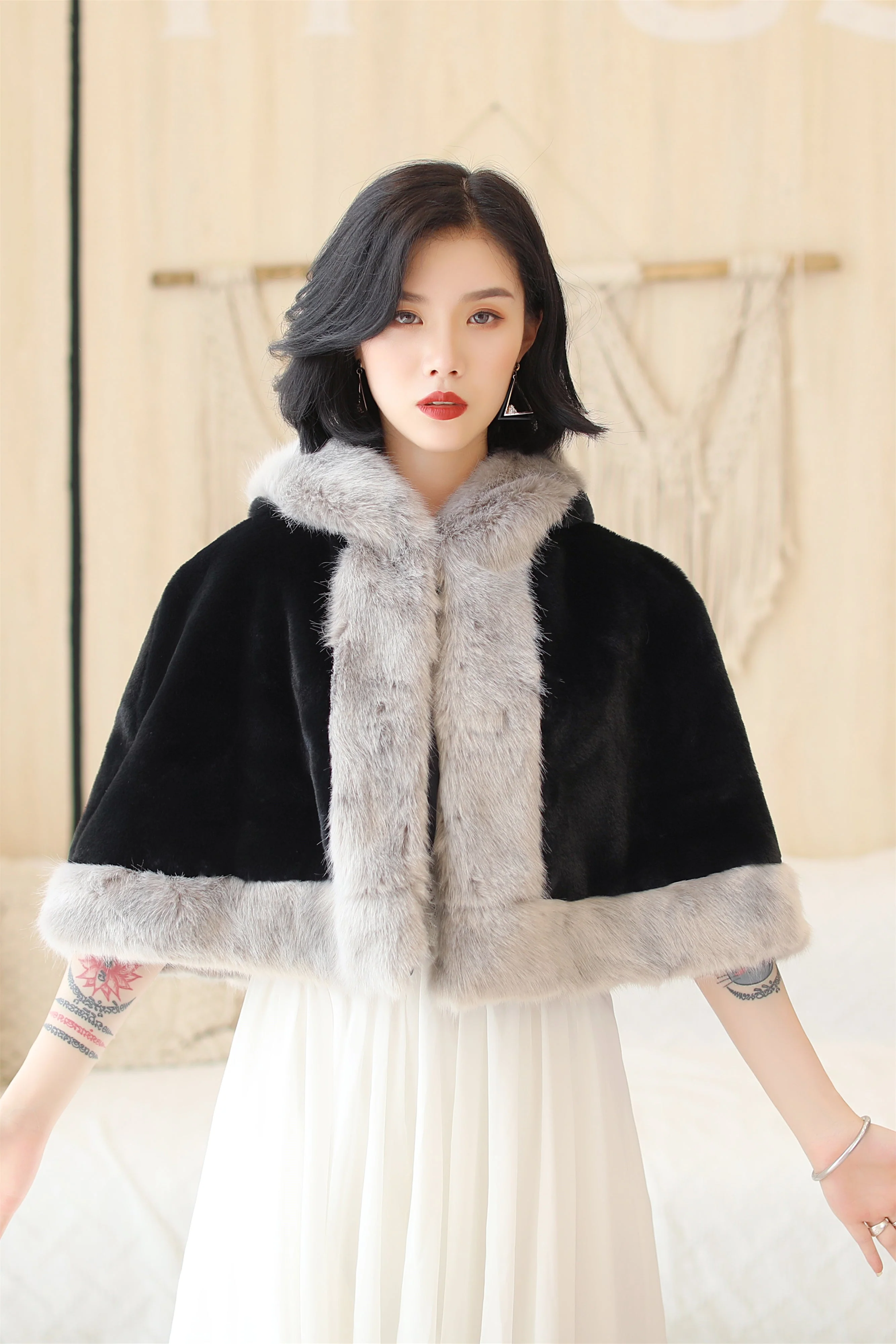 Elegant Black Faux Mink Hat with Grey-Trimmed Wedding Dress Shawl - Image 7