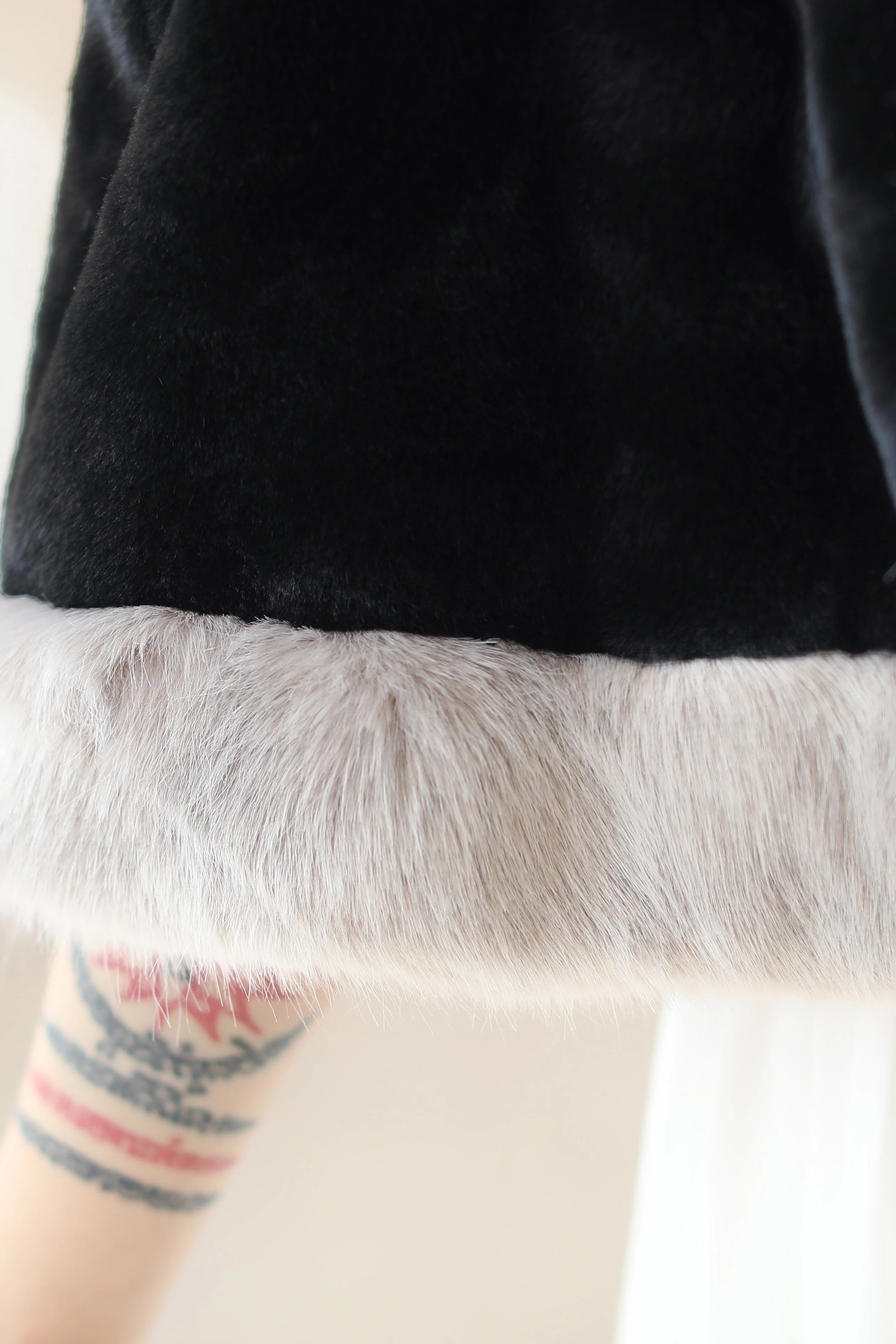 Elegant Black Faux Mink Hat with Grey-Trimmed Wedding Dress Shawl - Image 8