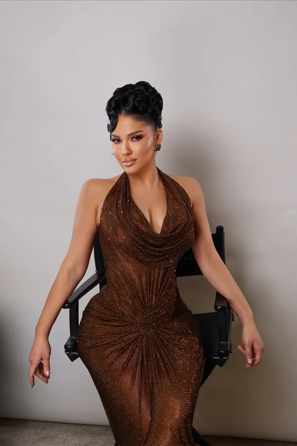 Elegant Chocolate Halter Sleeveless Mermaid Prom Dress V-Neck Sheath With Pleats - Image 2