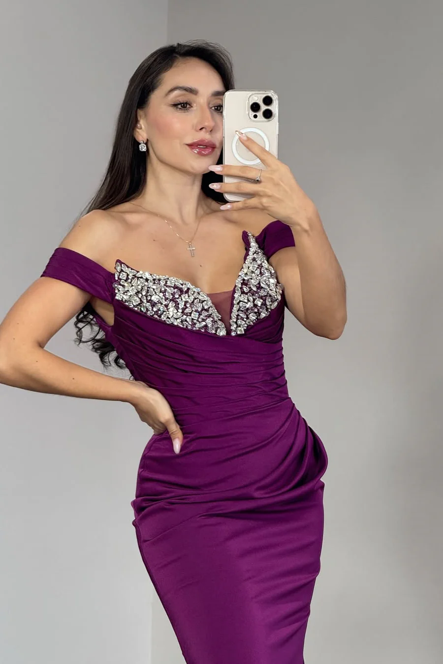 Elegant Orchid Mermaid Satin Off-The-Shoulder Prom Dress Sleeveless Sheath With Gem - Image 2