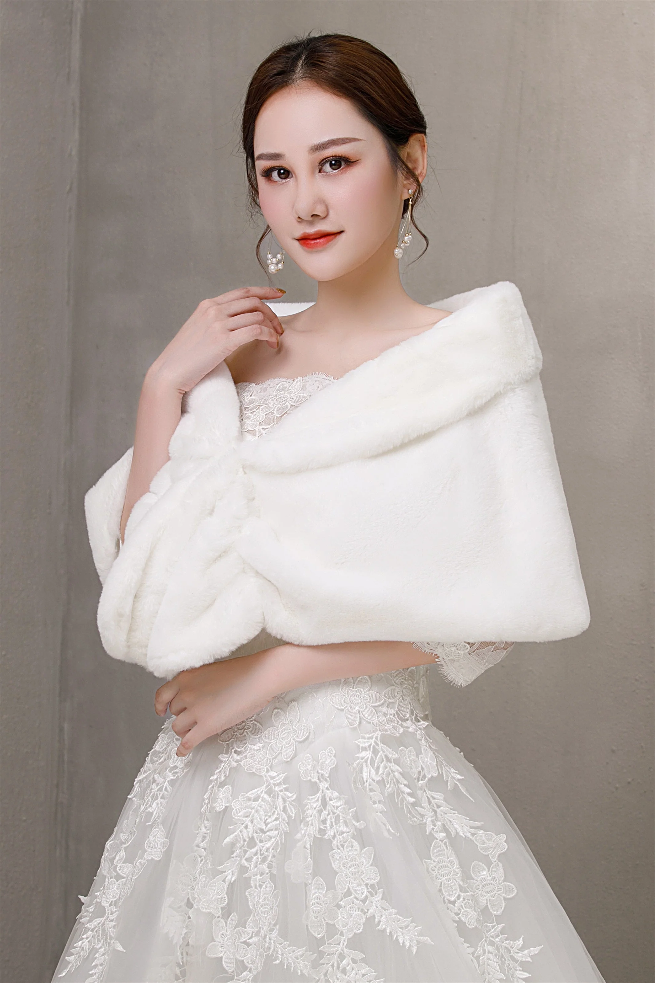 Elegant Pure-White Ears-Embellished Wedding Dress Shawl - Image 4