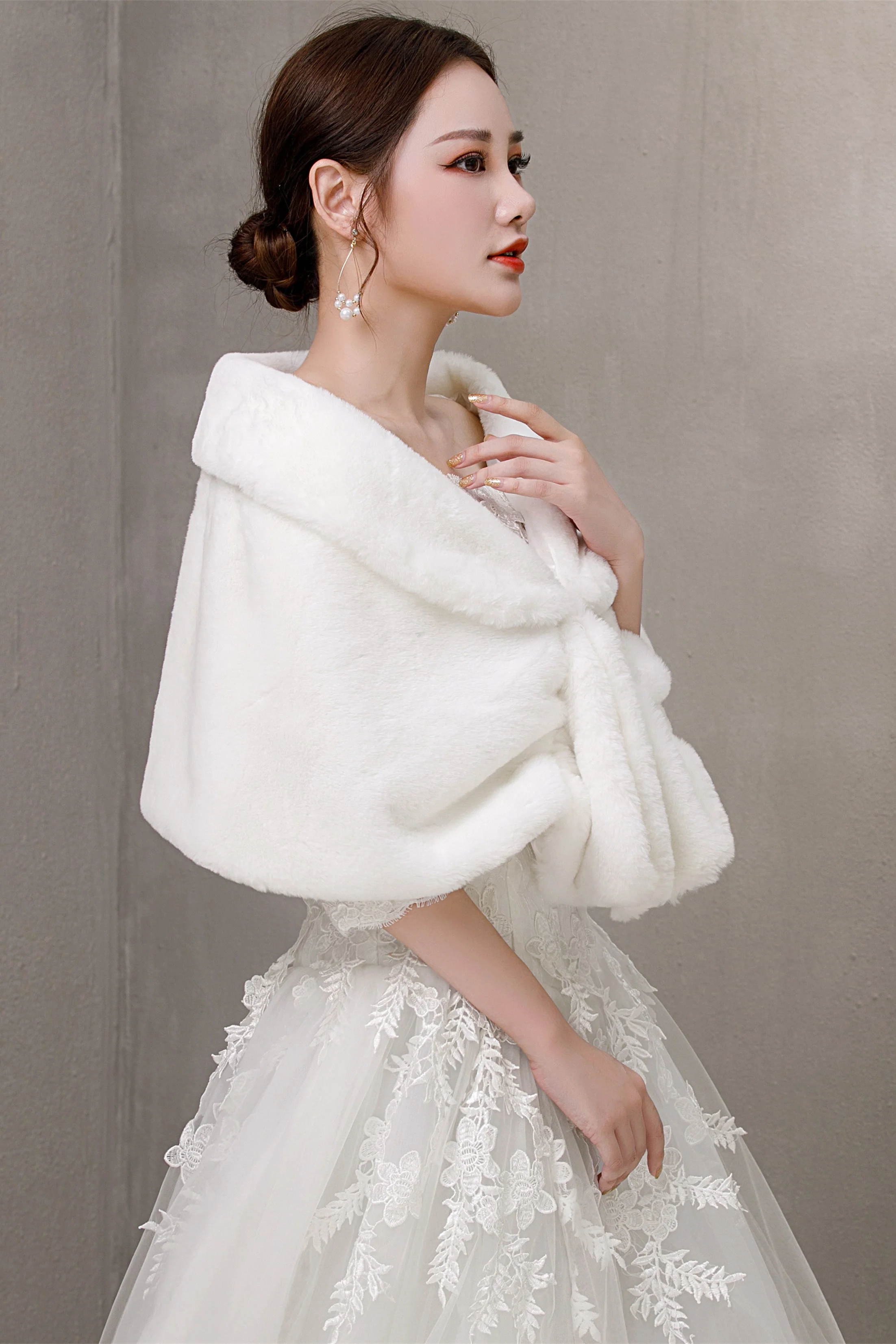 Elegant Pure-White Ears-Embellished Wedding Dress Shawl - Image 5
