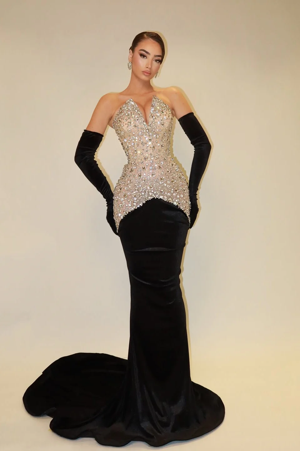 Elegant V-Neck Strapless Mermaid Velvet Prom Dresses Sheath Gem With Gloves - Image 2