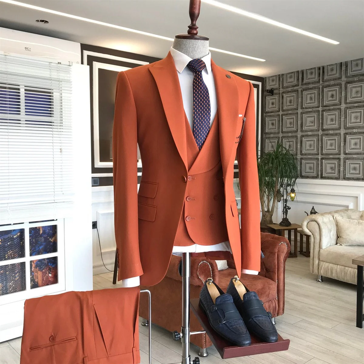 Designer Slim Fit Bespoke Peaked Lapel Men's Suits - Image 2