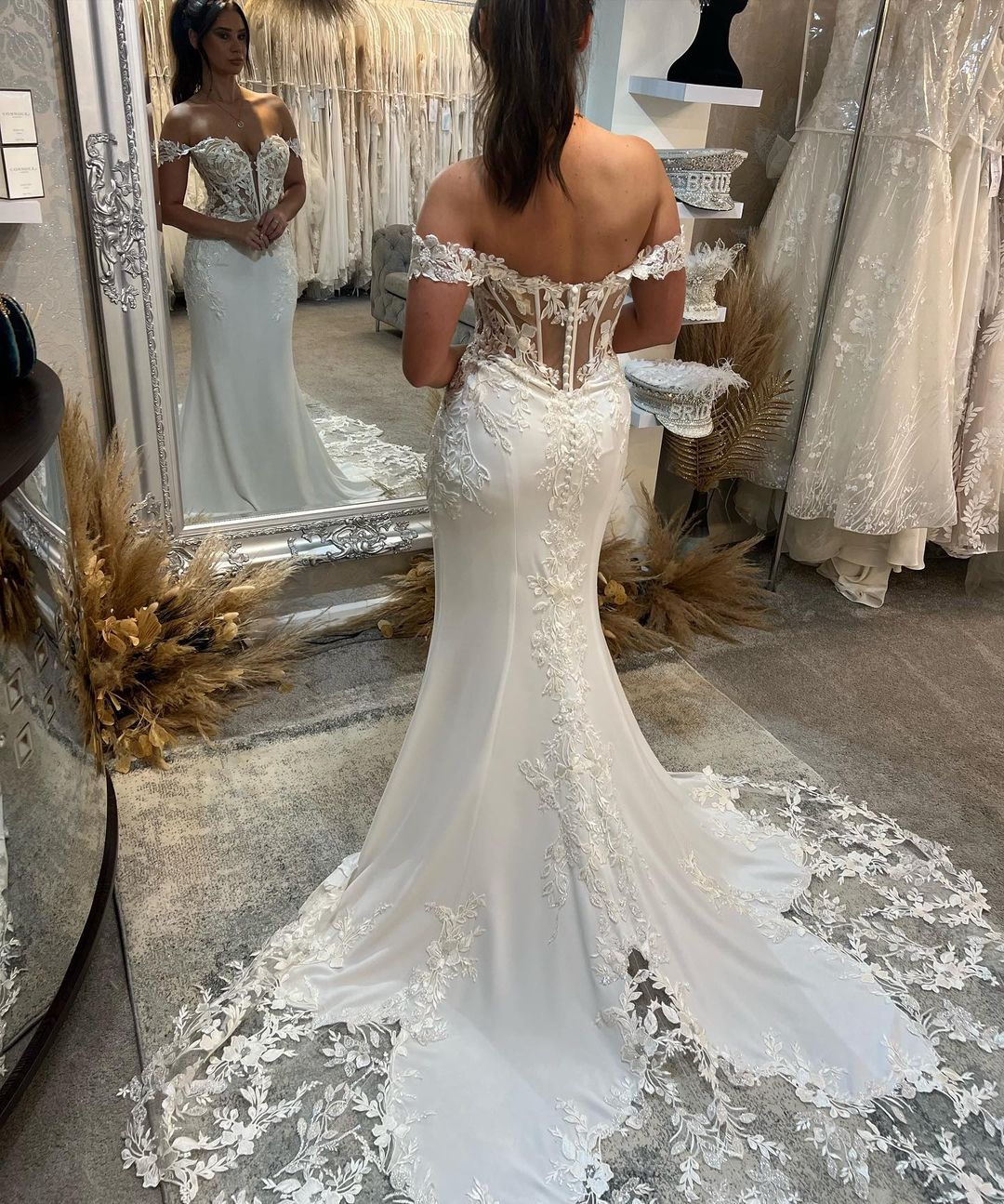 Classic Sweetheart Sleeveless Off-the-Shoulder Mermaid Lace Wedding Dress - Image 2