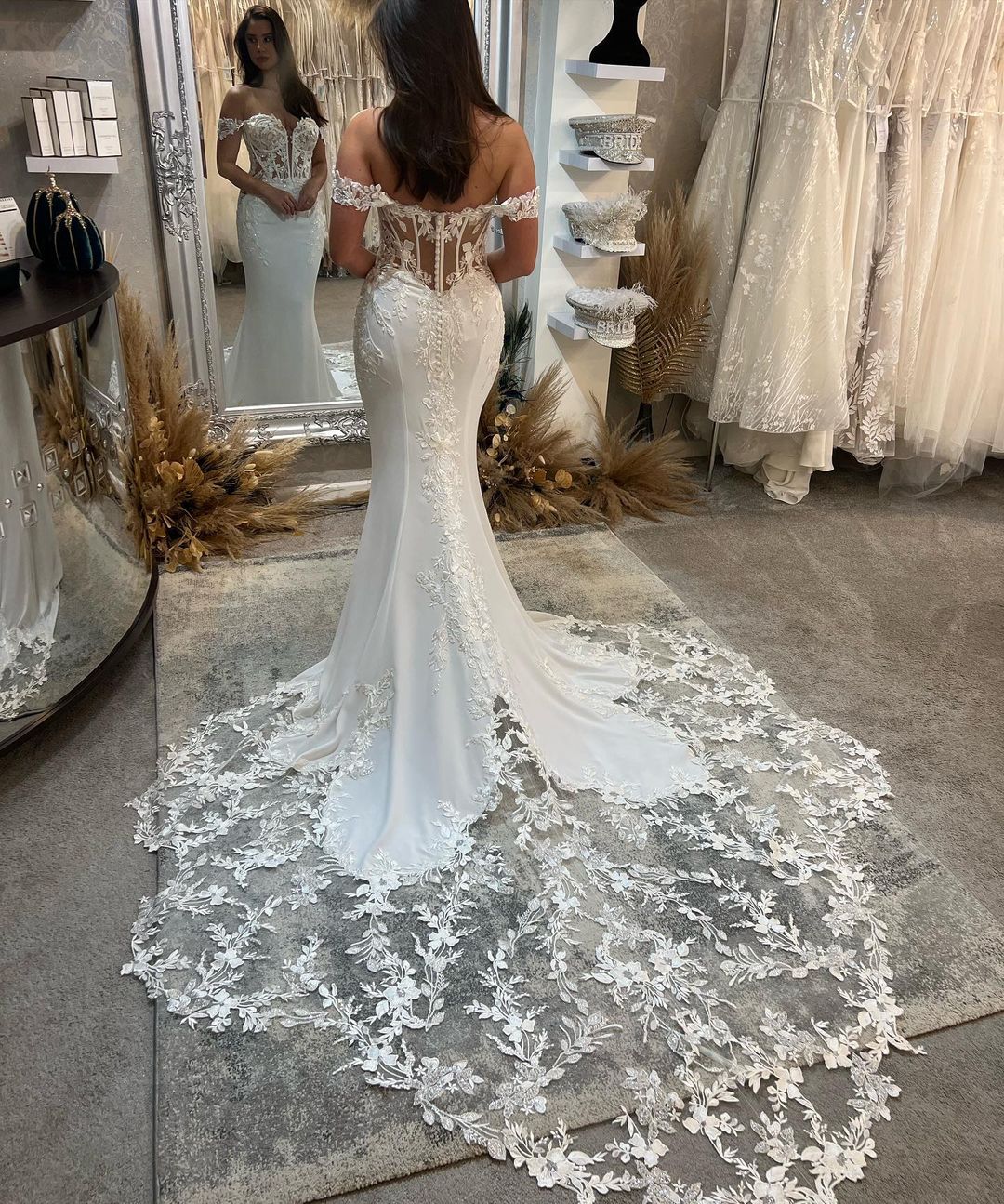 Classic Sweetheart Sleeveless Off-the-Shoulder Mermaid Lace Wedding Dress - Image 3