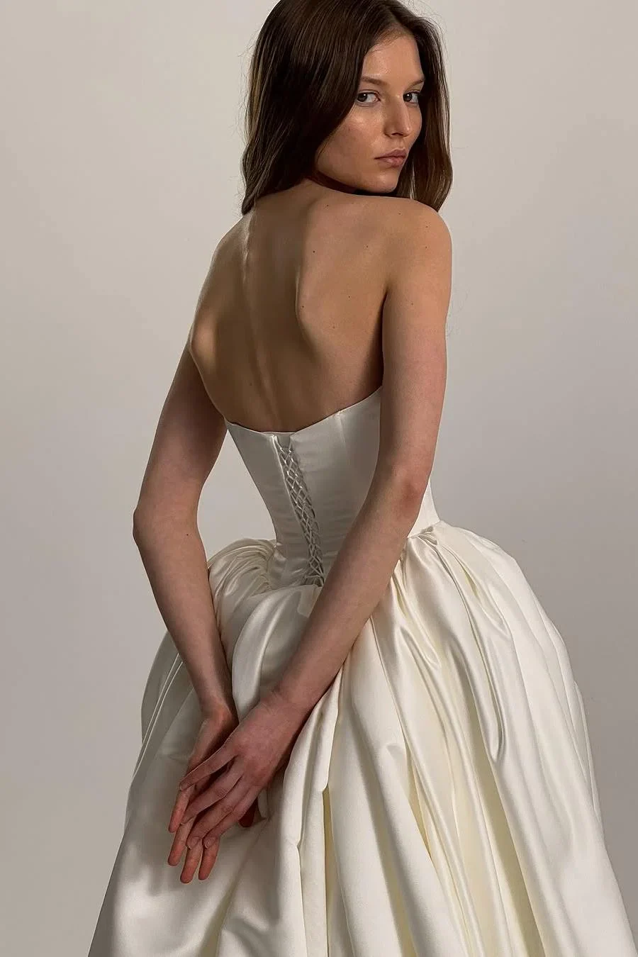 Exquisite Ivory Satin Sleeveless Strapless Long Wedding Dress with Ruffles - Image 3