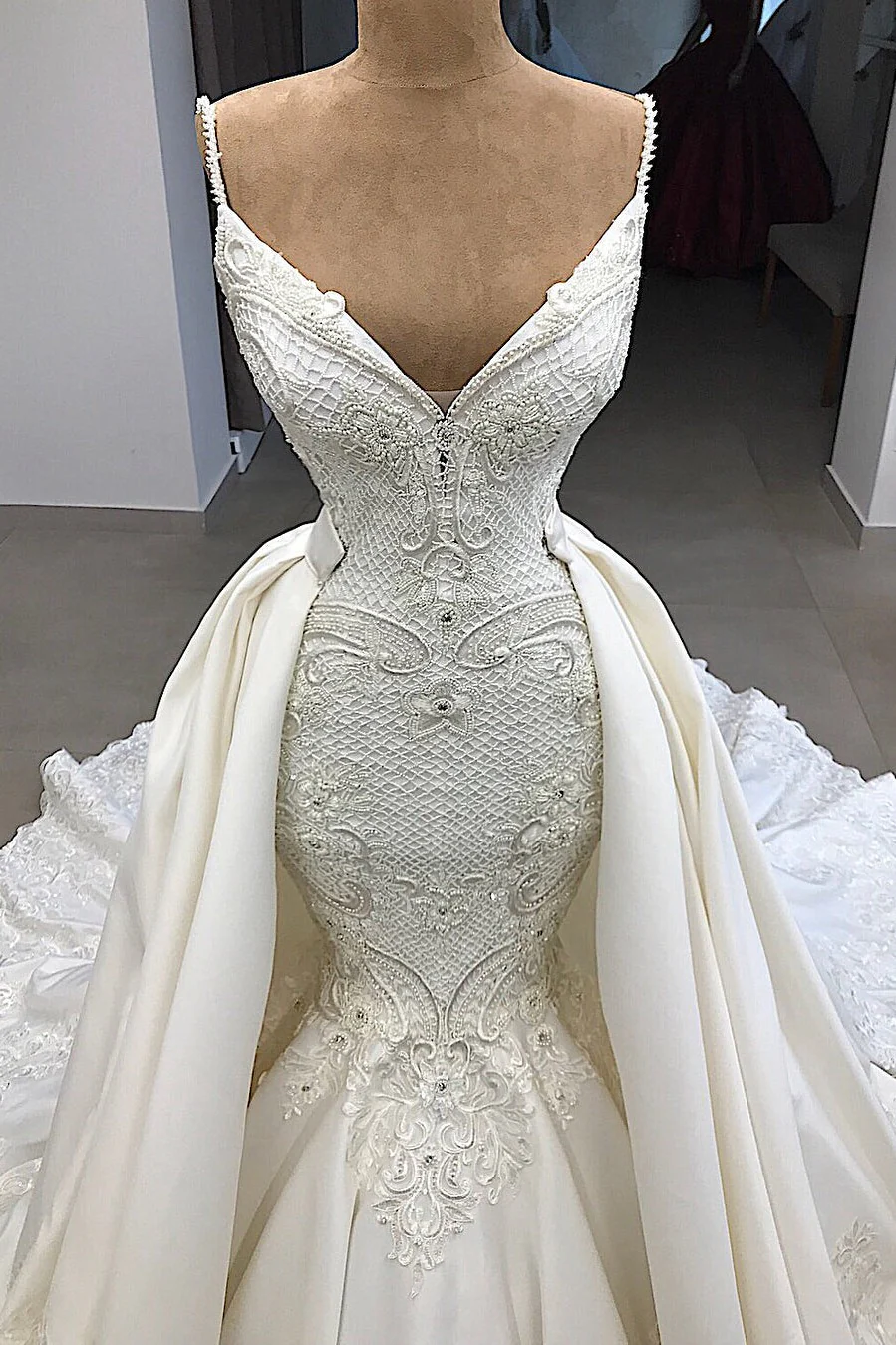 Glamorous Mermaid Sleeveless Lace Wedding Dress Overskit - Image 2