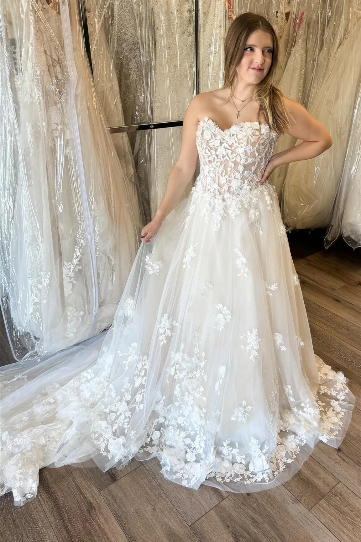 Glamorous Strapless Tulle Sleeveless Wedding Dresses Appliques Lace A-Line With Lace-Up Back - Image 3