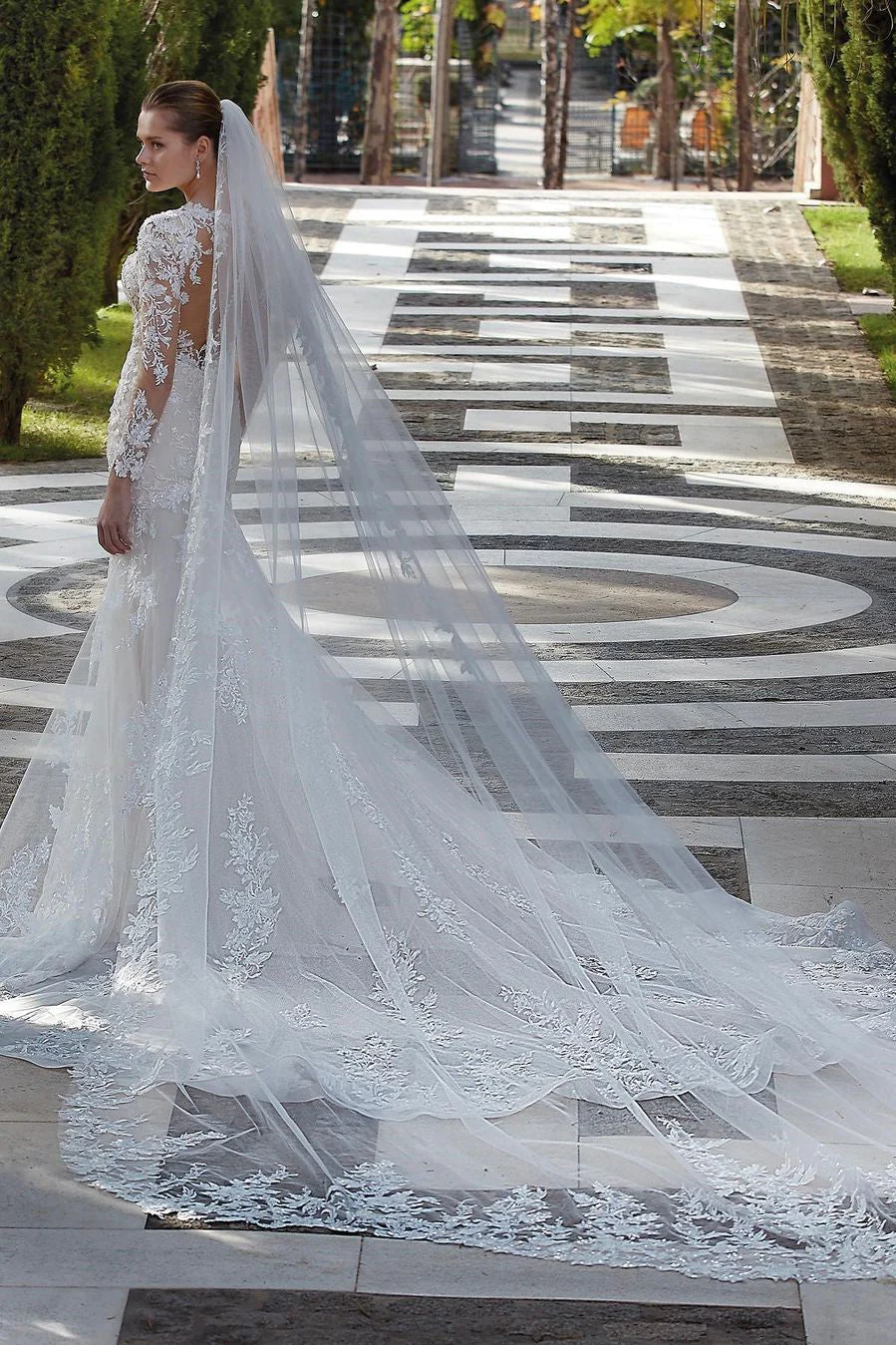 Glorious V-Neck Mermaid Appliques Long Sleeves Wedding Dresses Lace Appliques - Image 2