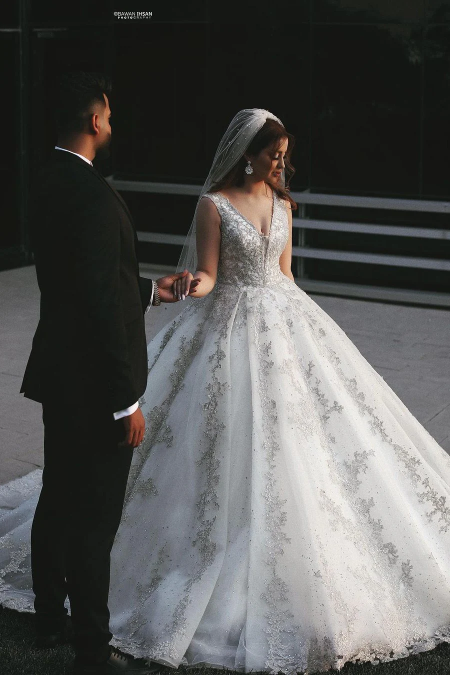 Glamorous V-Neck Sleeveless Wedding Dress Ball Gown Lace Bridal Wear - Image 2