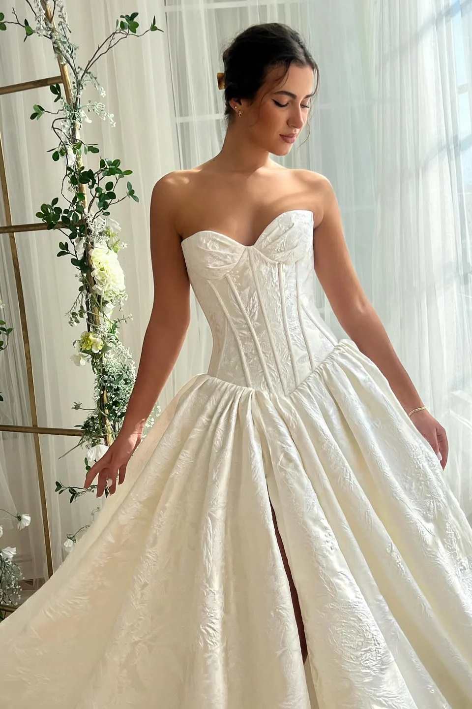 Glamorous White Sweetheart Strapless Sleeveless A-Line Prom Dress High Split With Pleats - Image 2