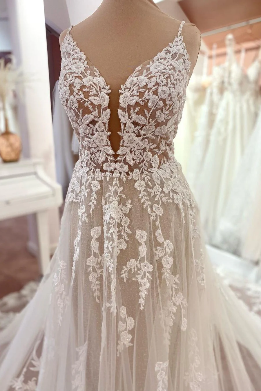 Gorgeous Spaghetti-Straps Lace Wedding Dress Tulle Sleeveless Bridal Gowns - Image 4