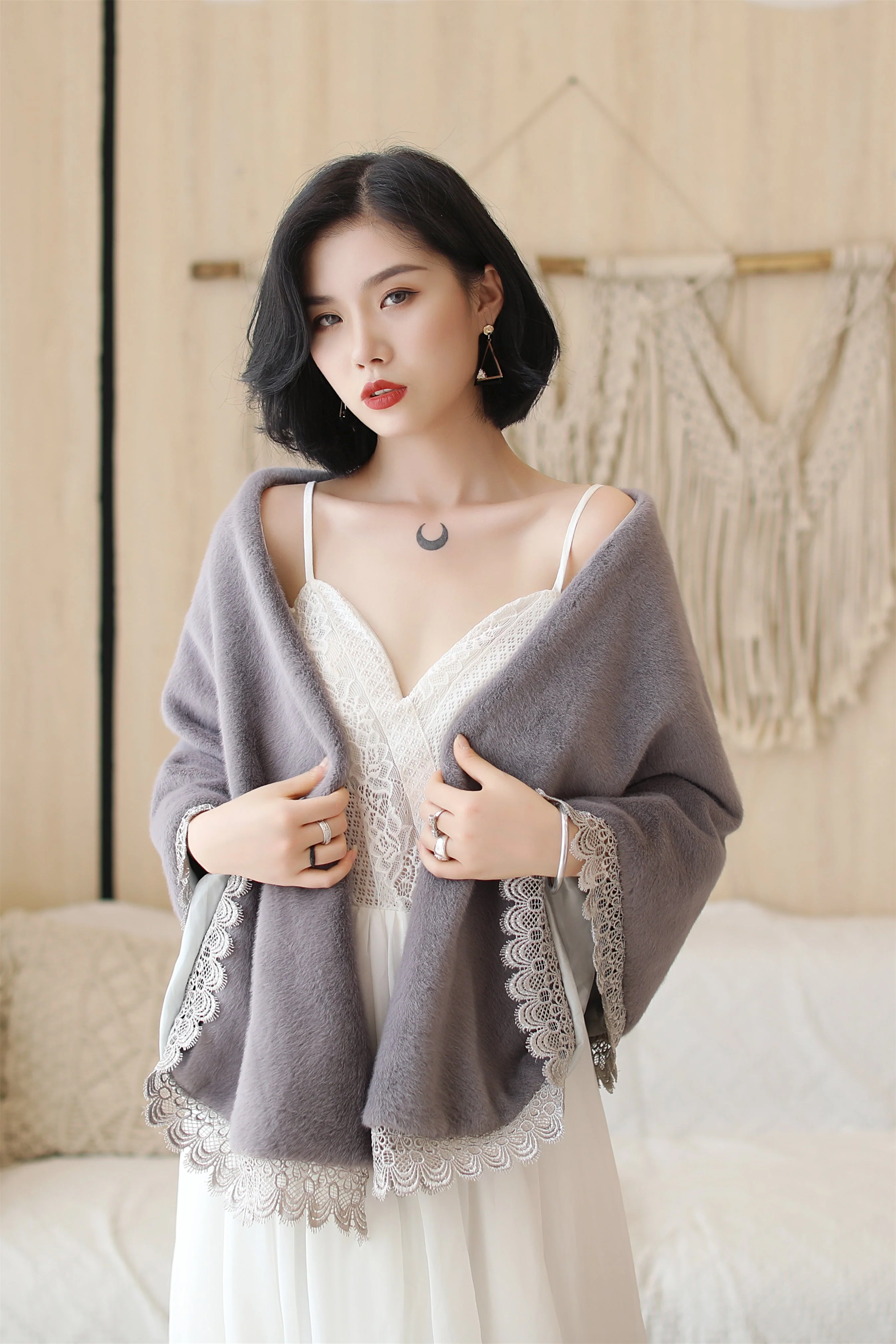 Gray Lace-Trimmed Warm Wedding Gown Shawl - Image 2