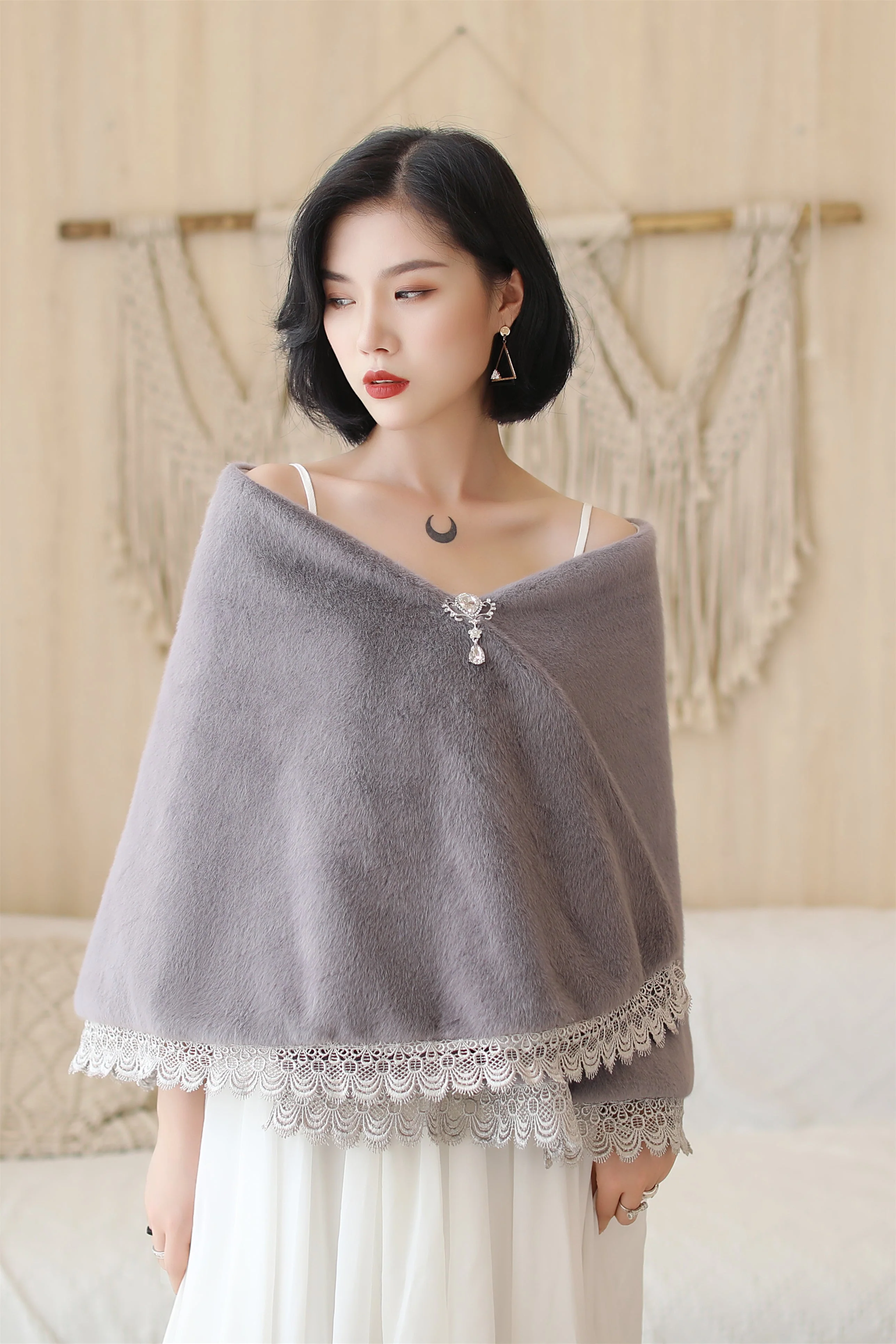 Gray Lace-Trimmed Warm Wedding Gown Shawl - Image 3