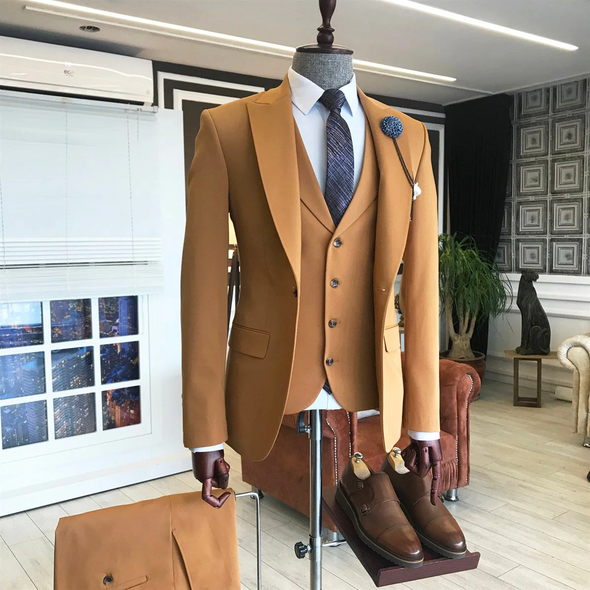 Gold Brown Designer Peaked Lapel Men Suits with Three Pieces - Image 2